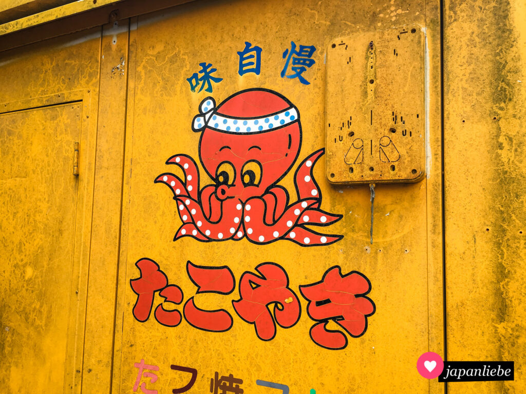 Ein Oktopus mit Stirnband ist die Werbefigur für einen takoyaki-Stand in Miyazaki.
