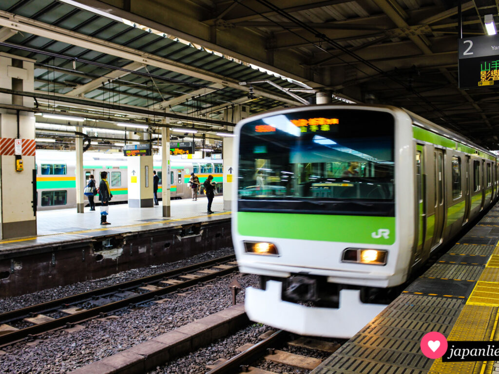Ein Zug der Yamanote line fährt ein.