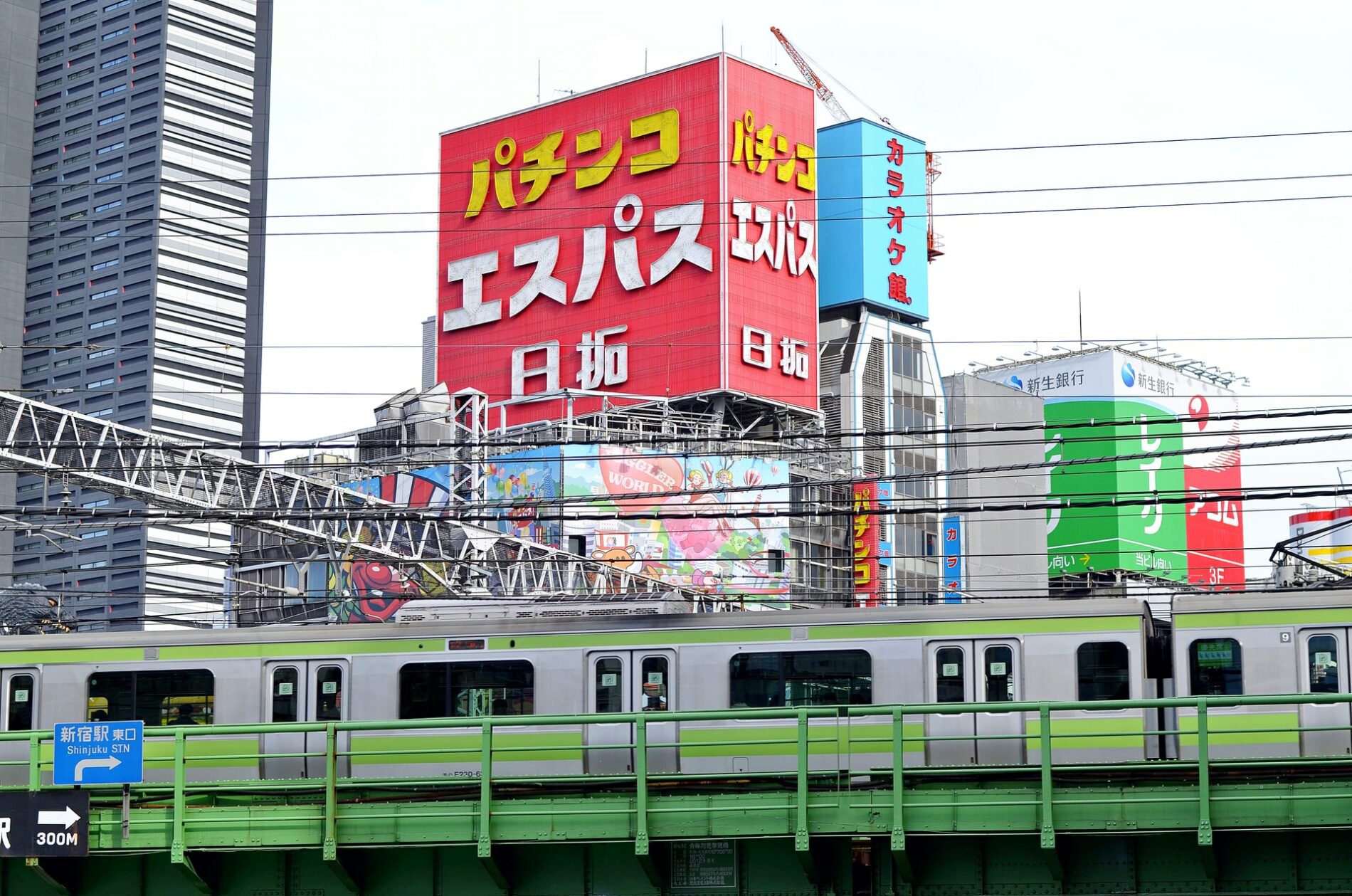Die Züge der Yamanote Line erkennt man immer sofort an ihrer markanten grünen Farbe. (Foto: Laurentiu Morariu auf Unsplash https://unsplash.com/photos/t8GxbpCGEM8)
