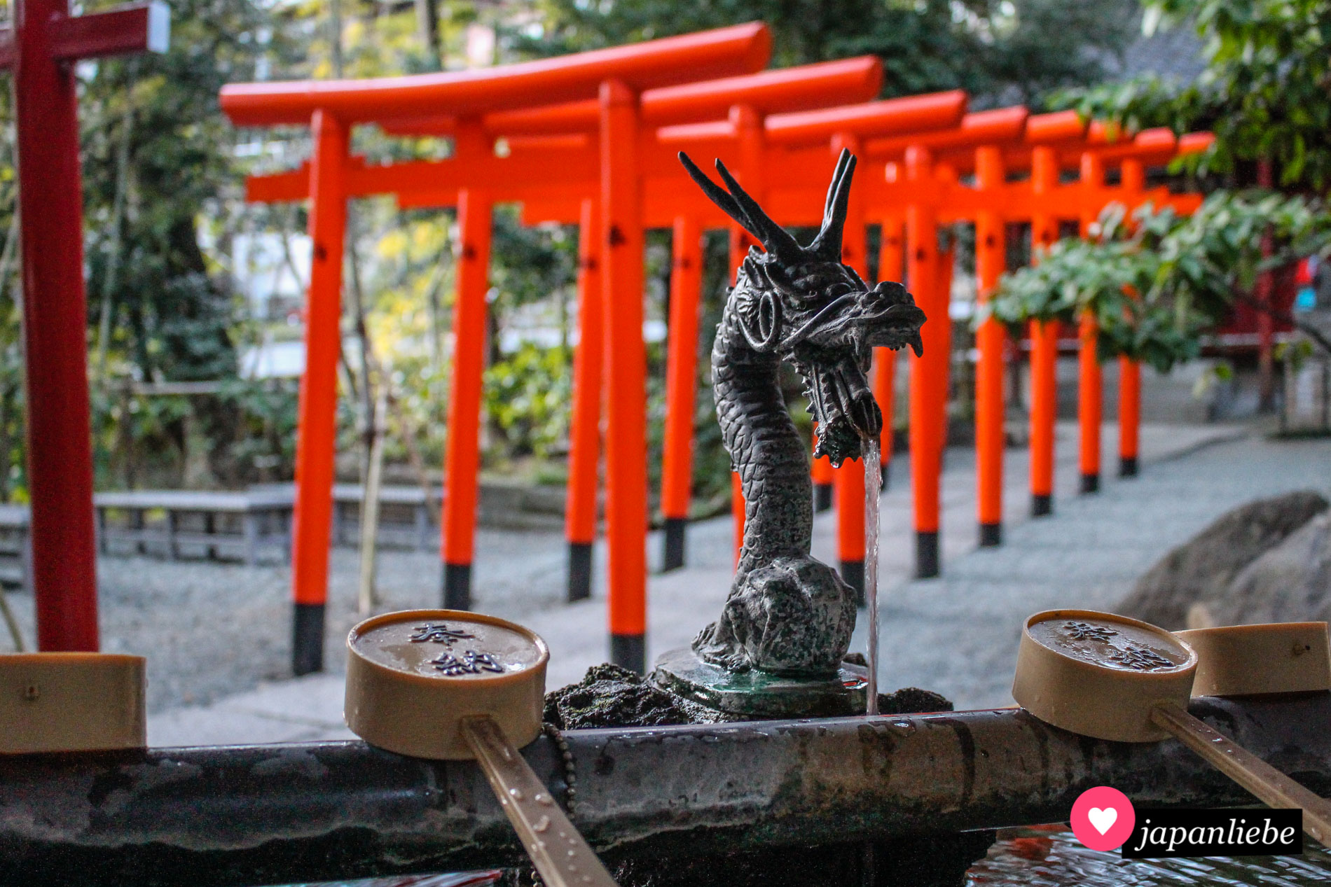 Auf dem Gelände des Kinomiya-Schreins gibt es einiges zu entdecken, unter anderem einen kleinen Inari-Schrein.