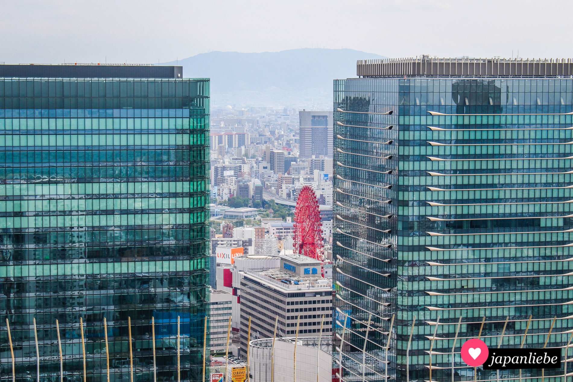 Ausblick vom Umeda Sky Building auf das Hep Five Riesenrad.