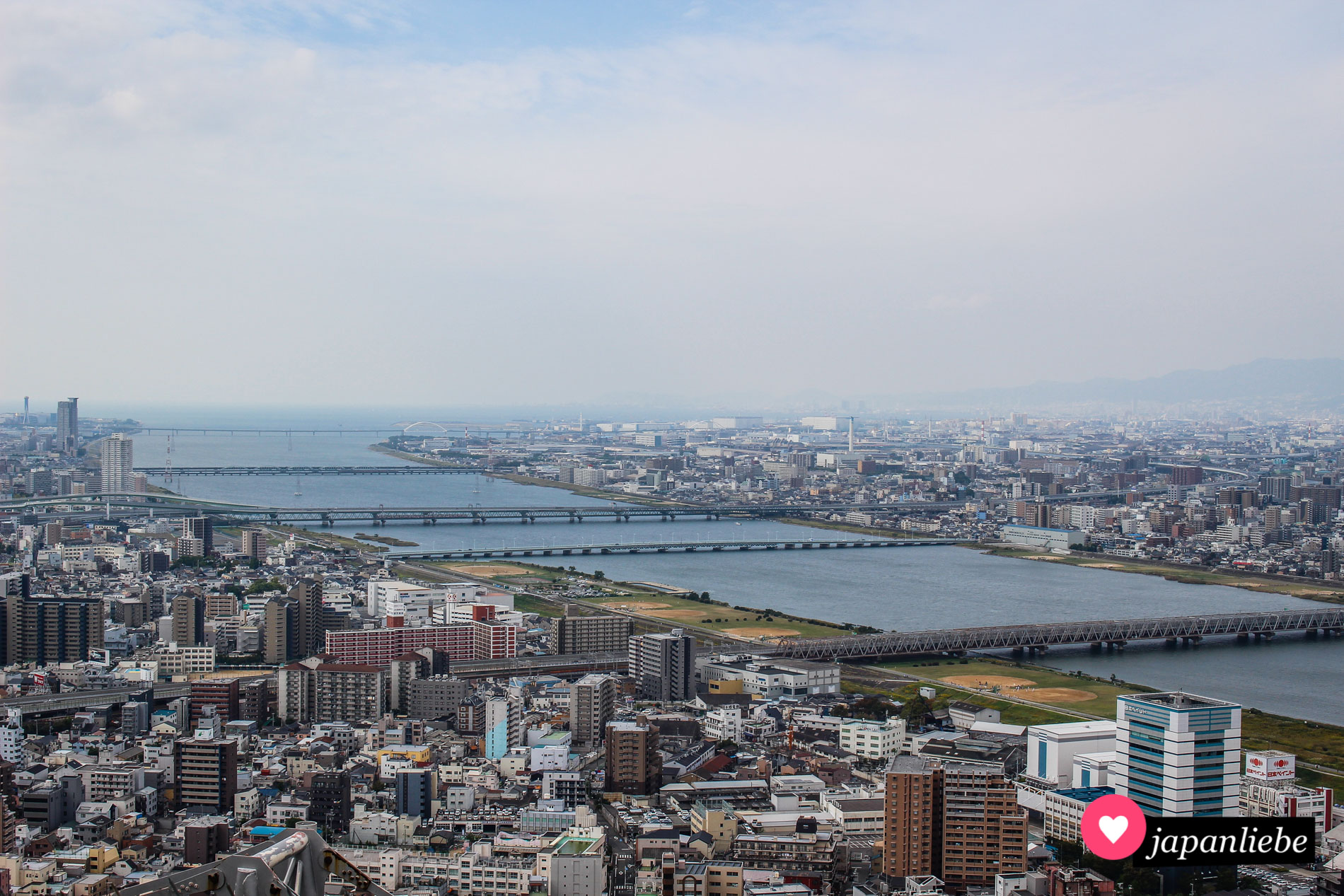 Ōsaka liegt am Yodo-gawa-Fluss. Die Aussichtsplattform des Umeda Sky Buildings bietet einen tollen Panoramablick über die Millionenmetropole.