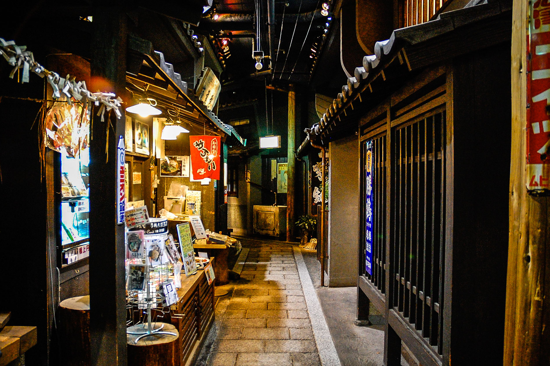 Im Keller des Umeda Sky Buildings befindet sich eine Retro-Einkaufsstraße im Shōwa-Stil mit einer Vielzahl an Restaurants. (Foto: chou_i-ci auf Flickr https://flic.kr/p/4jgaCS CC BY 2.0 https://creativecommons.org/licenses/by/2.0/)