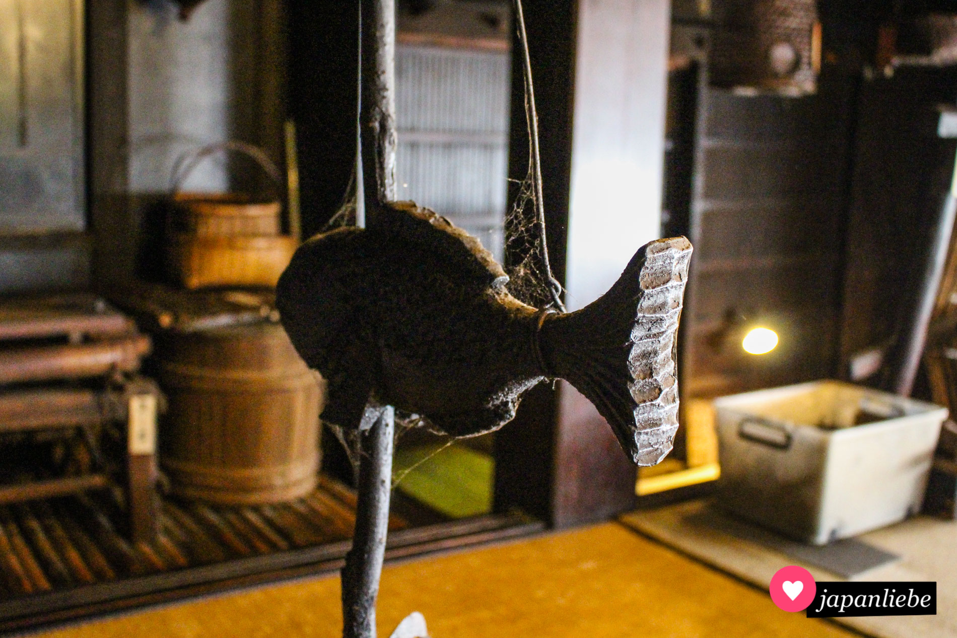 Der Haken, an dem der Topf über traditionellen japanischen Kochstellen hängt, ist oft mit einem Fisch verziert.