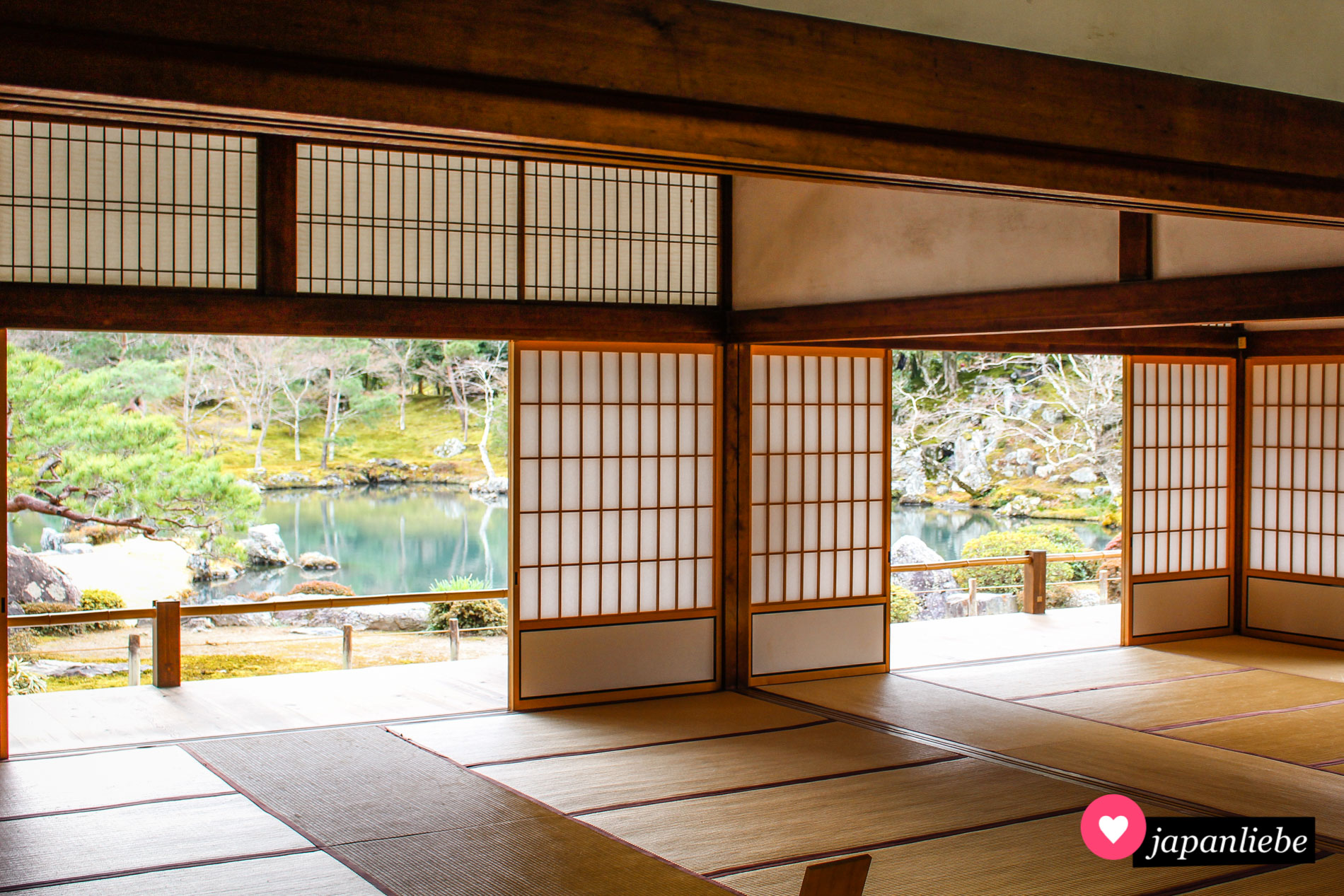 Ein Raum mit Reisstrohmatten und shōji-Schiebetüren mit Papier bespannt.