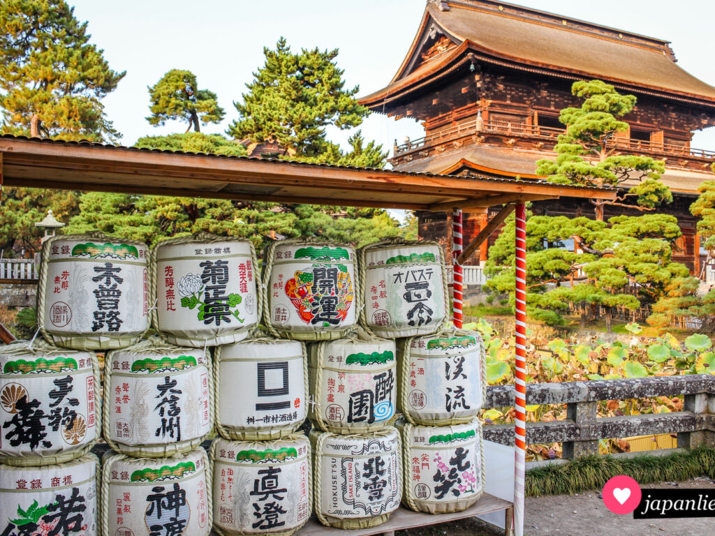 Gespendete Sake-Fässer sieht man meistens an Schreinen. Doch auch am Zenkō-ji-Tempel in Nagano sind einige zur Schau gestellt.