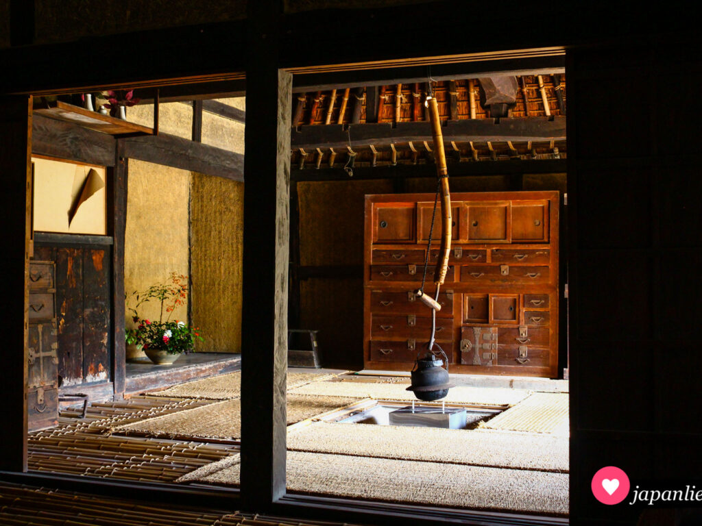 Eine traditionelle Kochstelle in einem alten Bauernhaus im „Shikoku Mura“-Freilichtmuseum in Takamatsu.