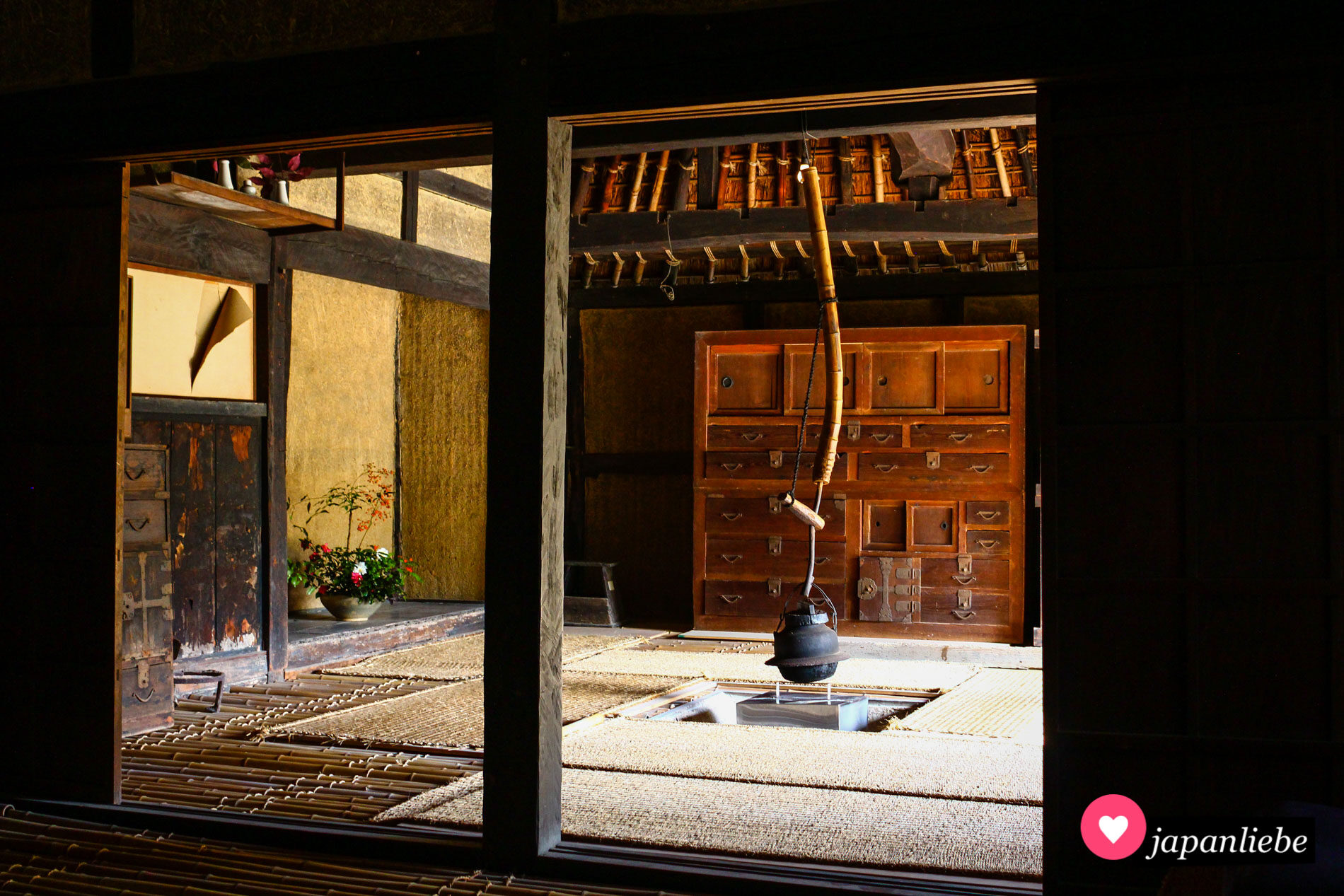 Eine traditionelle Kochstelle in einem alten Bauernhaus im „Shikoku Mura“-Freilichtmuseum in Takamatsu.