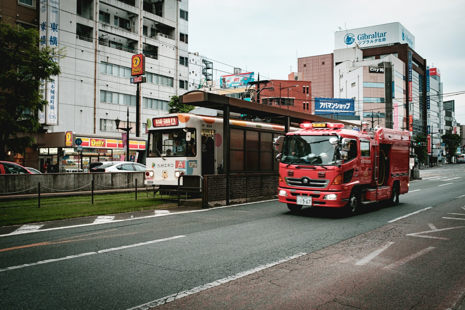 Ein Feuerwehrauto in Kumamoto. (Foto: Christian Chen, Unsplash https://unsplash.com/photos/v04x4qUYkpw)