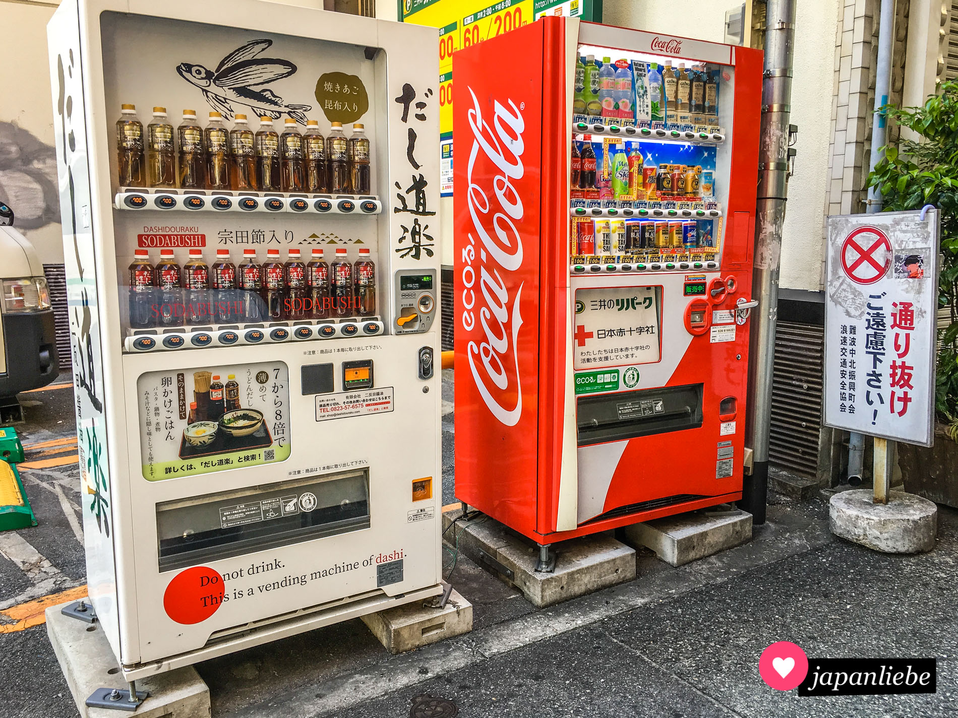 Achtung, Verwechslungsgefahr! Rechts ein Getränkeautomat, links einer für dashi-Suppenbrühe.