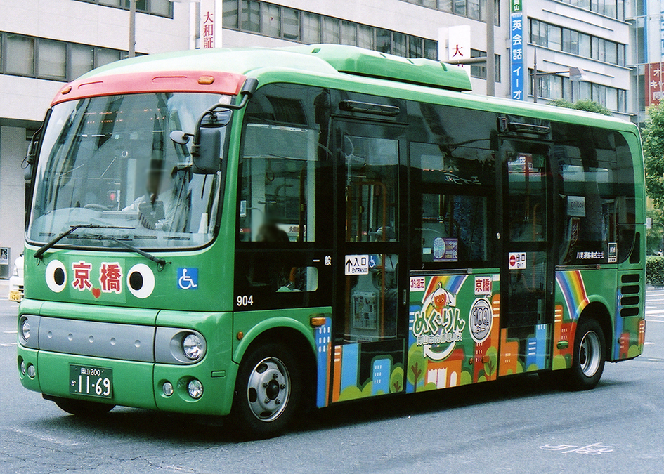 Die Megurin-Busse von Okayama erkennt man bereits von Weitem an ihrer markanten Farbe und dem niedlichen Design. (Foto: Spaceaero2 auf Wikimedia Commons https://commons.wikimedia.org/wiki/File:Hakoh_unyu_megurin_poncyo_SKG-HX9JLBE_904.jpg CC BY-SA 4.0 https://creativecommons.org/licenses/by-sa/4.0/deed.en)