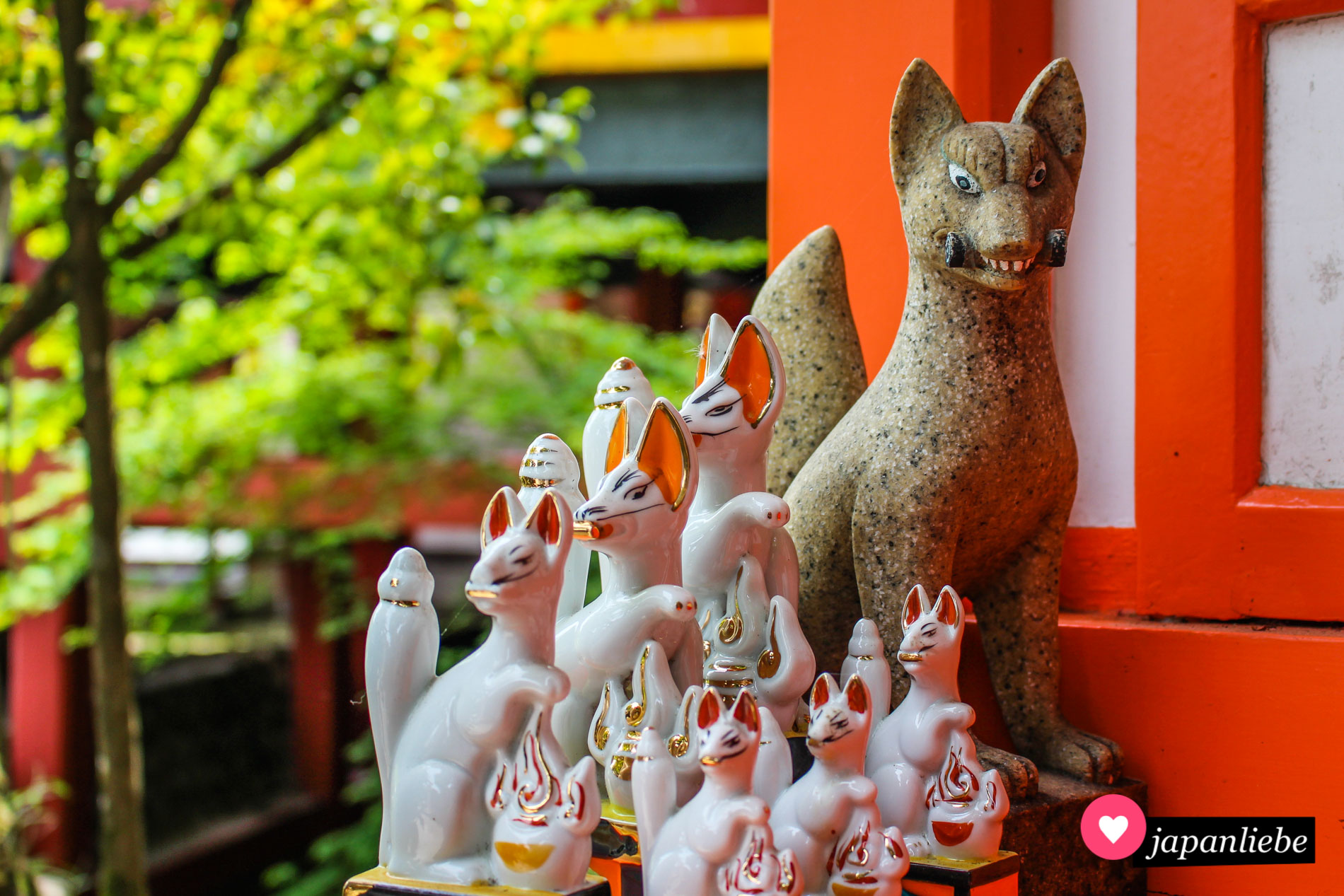 An Inari-Schreinen finden sich immer zahlreiche Fuchsfiguren, so auch am Yūtoku Inari in Kashima.