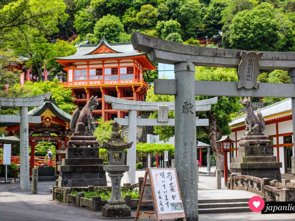 Steintore und Fuchs-komainu-Statuen am Yūtoku Inari in Kashima.
