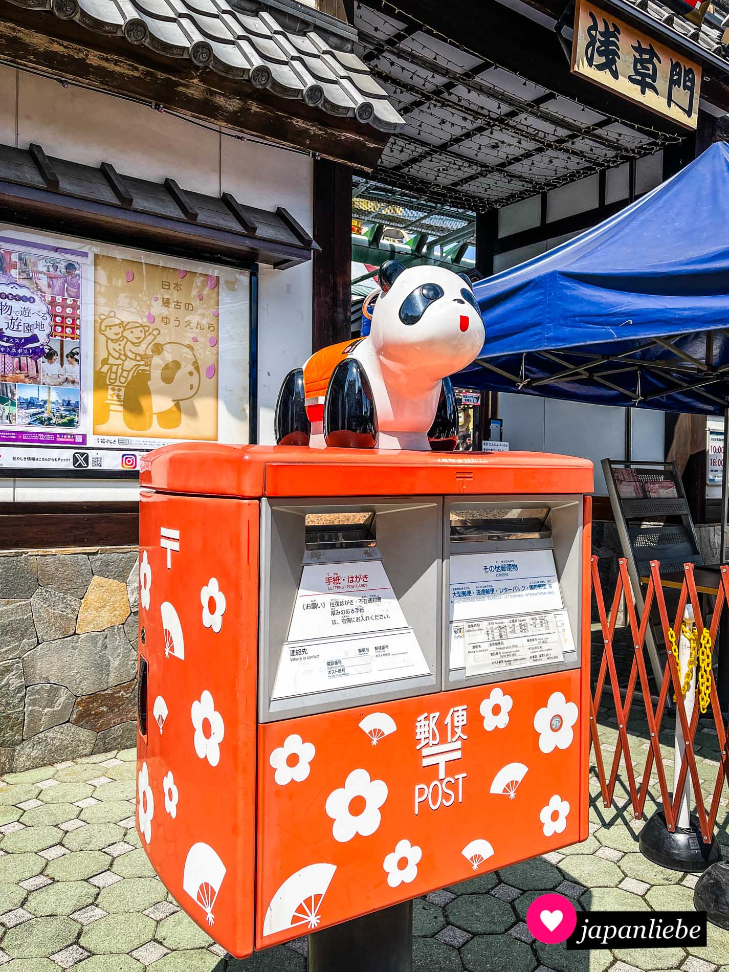Vor Japans ältestem Vergnügungspark steht dieser nette Briefkasten mit einer Pandafigur.