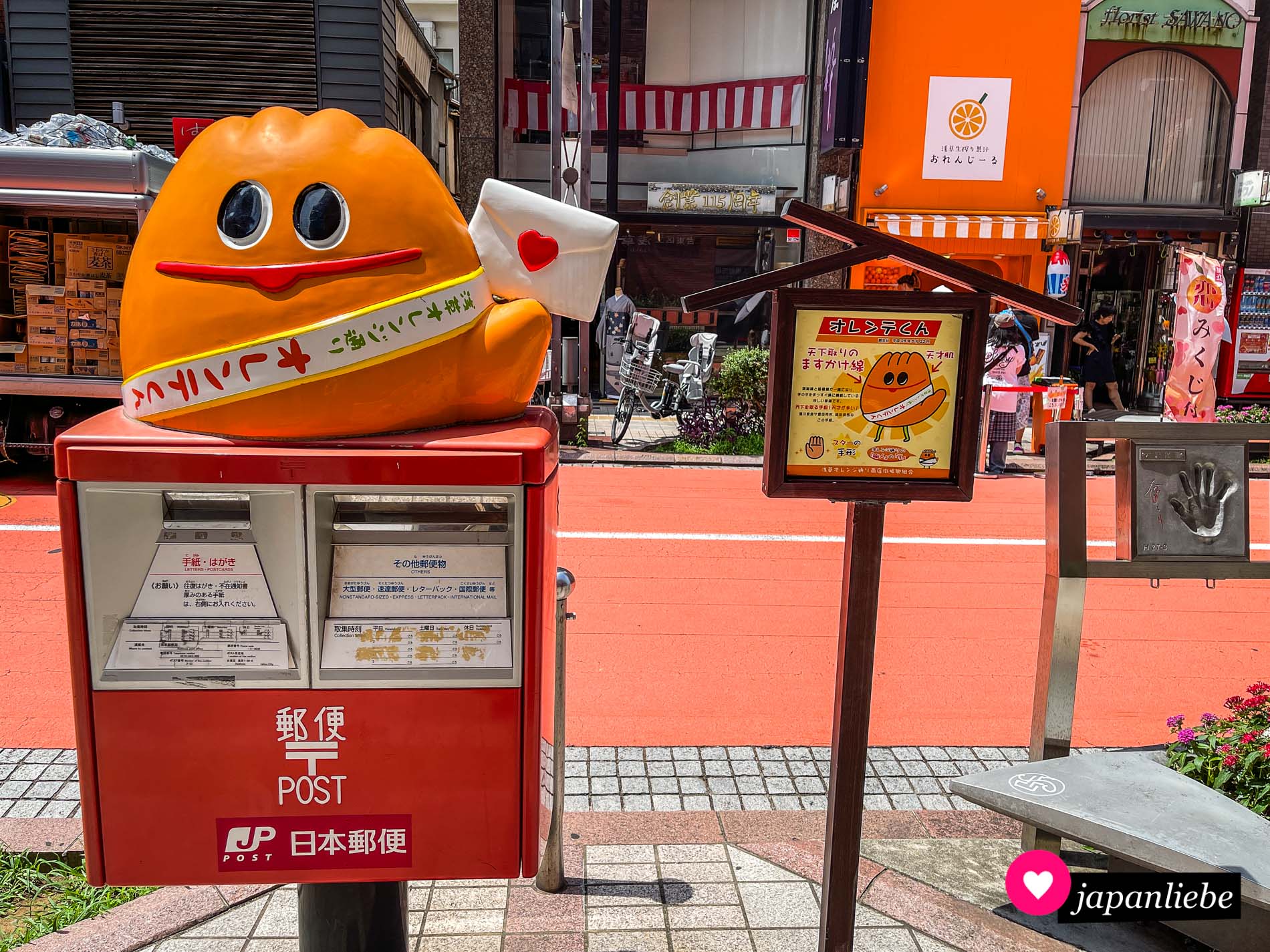 Die Orange Street in Asakusa hat ihr eigenes Maskottchen: Orante-kun. Dieses trohnt auch auf dem örtlichen Postkasten.