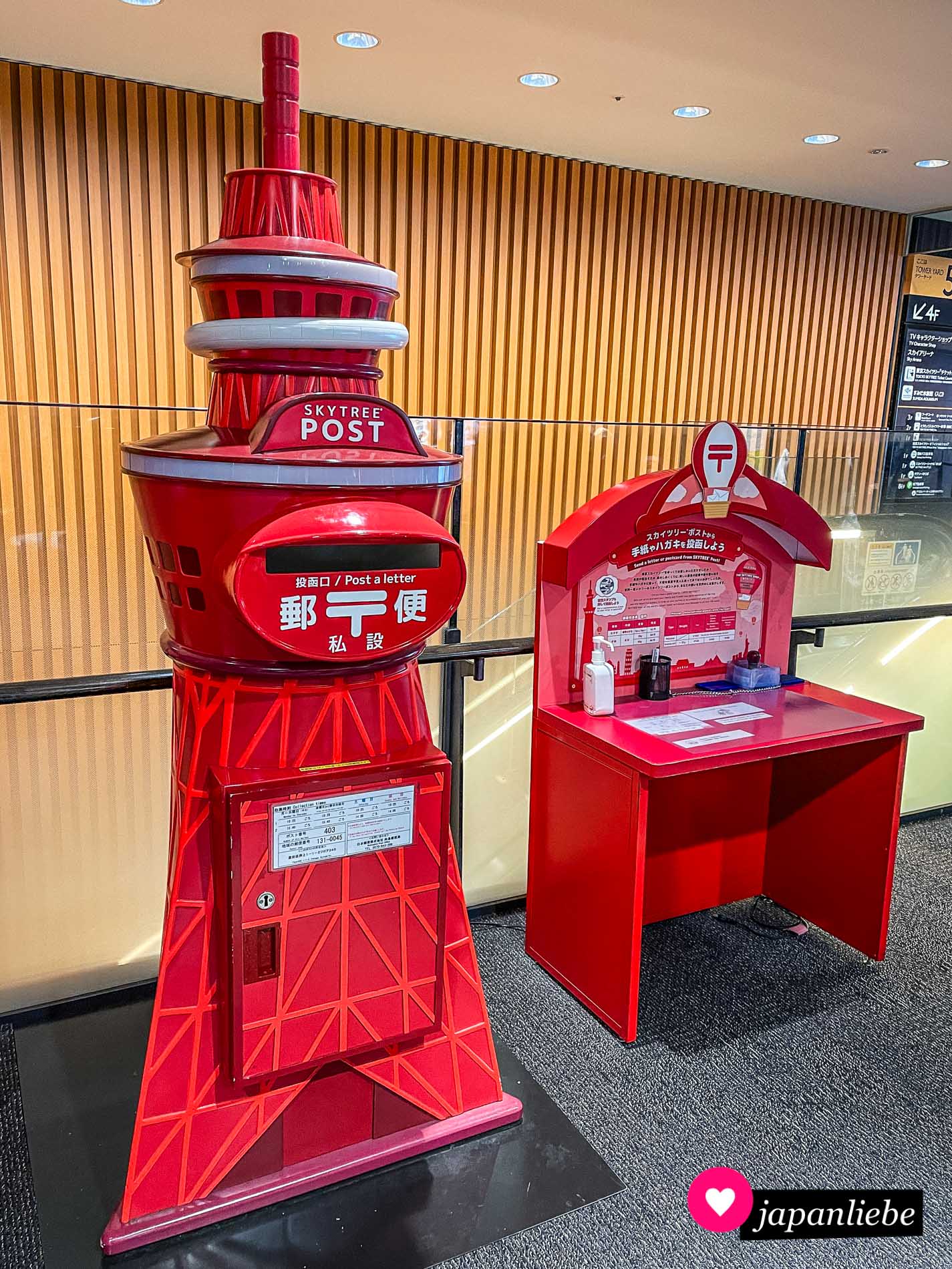 Ikonische Orte in Japan haben oft ein eigenes Postamt mit Sonderstempeln. Im Skytree gibt es sogar noch einen passenden Briefkasten, in den man seine Urlaubsgrüße einwerfen kann.