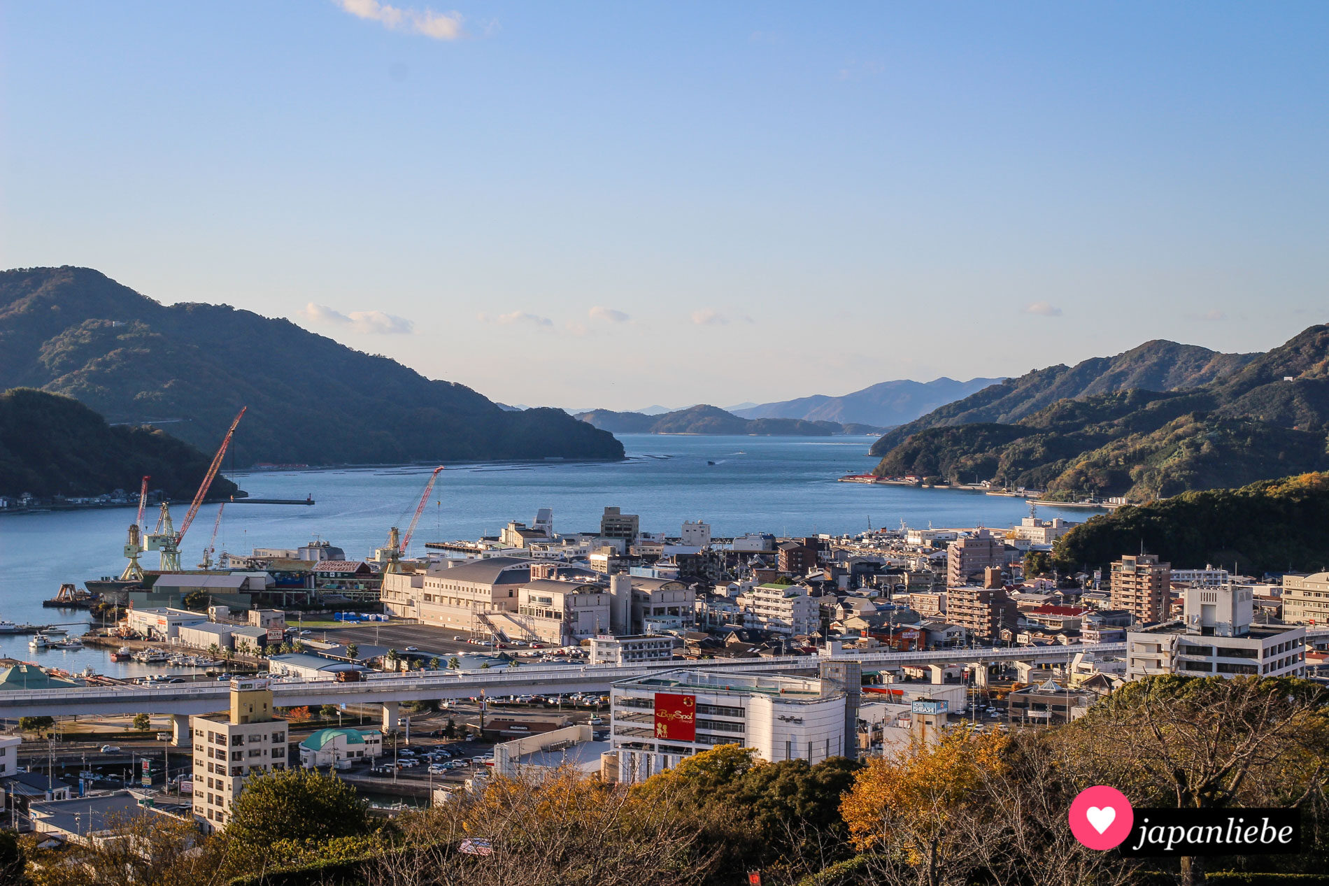 Blick von der Burg aus über Uwajima und das Meer.