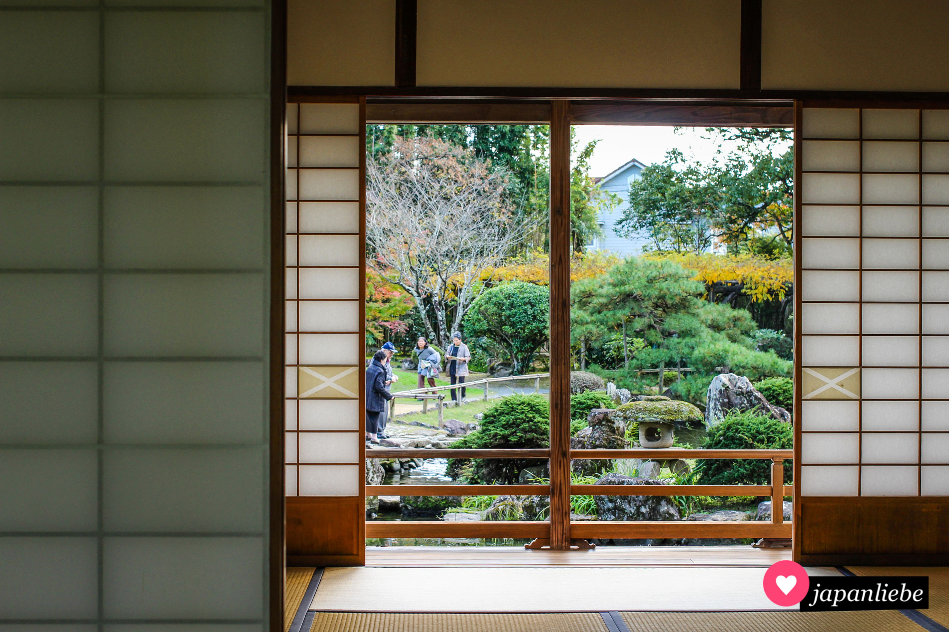 Blick über Tatamimatten hinweg in den Tensha-en-Garten.
