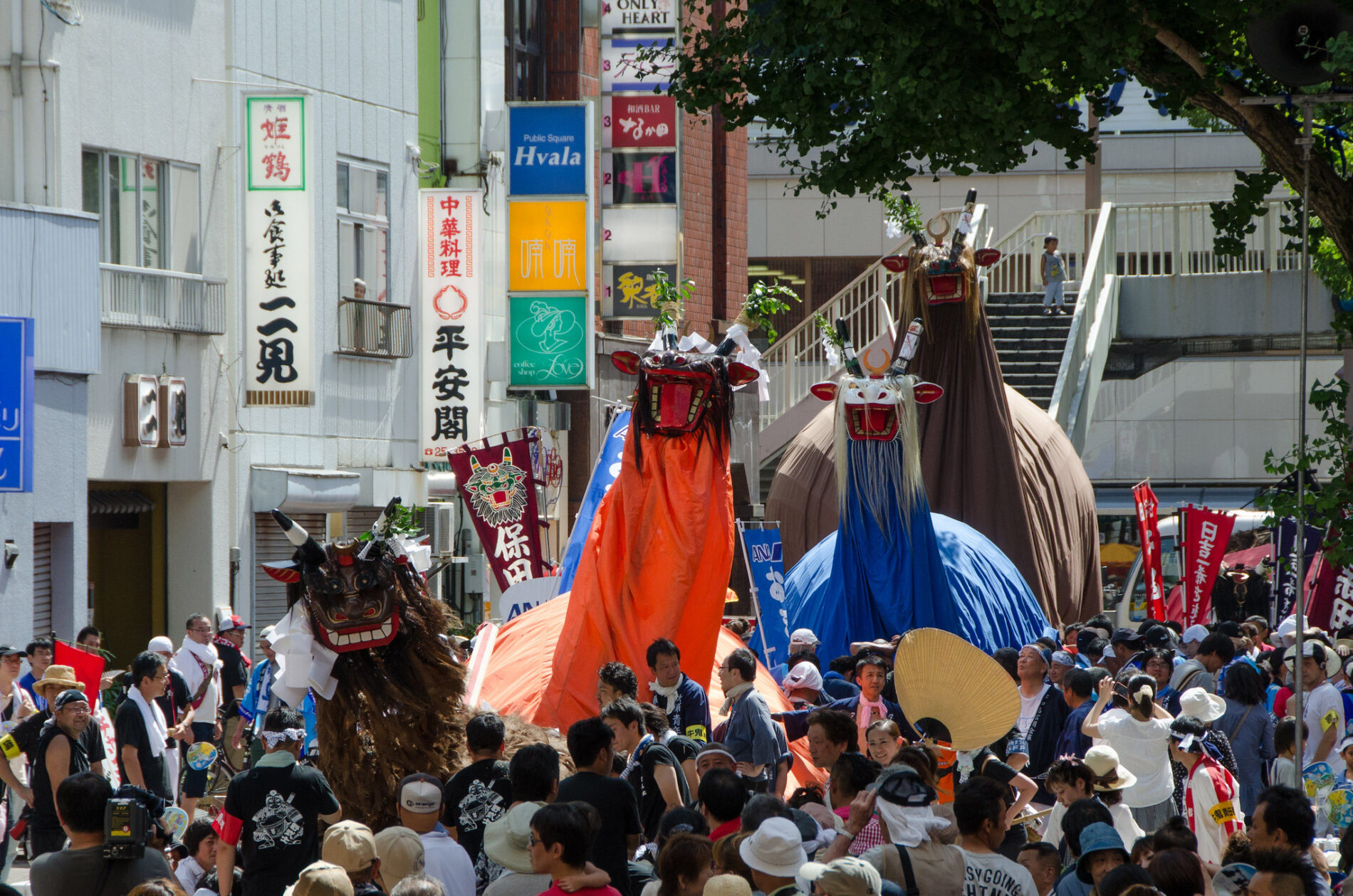 Beim Ushi-Oni-Matsuri zeihen seltsame Ochsendämonen durch die Stadt. (Foto: cotaro70s auf Flickr https://flic.kr/p/fgKPJe CC BY-ND 2.0 https://creativecommons.org/licenses/by-nd/2.0/)