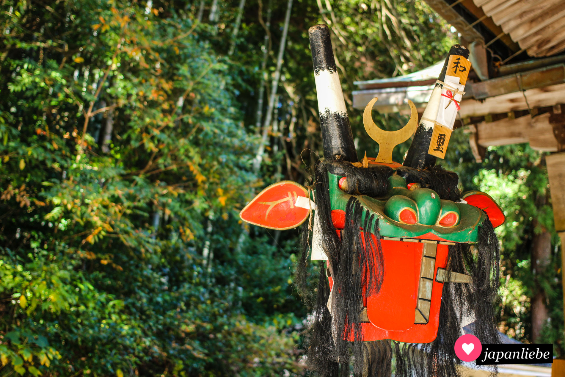 Das Ushi-Oni-Matsuri hat seinen Ursprung am Warei-Schrein. Deshalb kann man dort auch vieles in Zusammenhang mit dem Fest entdecken, zum Beispiel diesen Dämonenkopf.