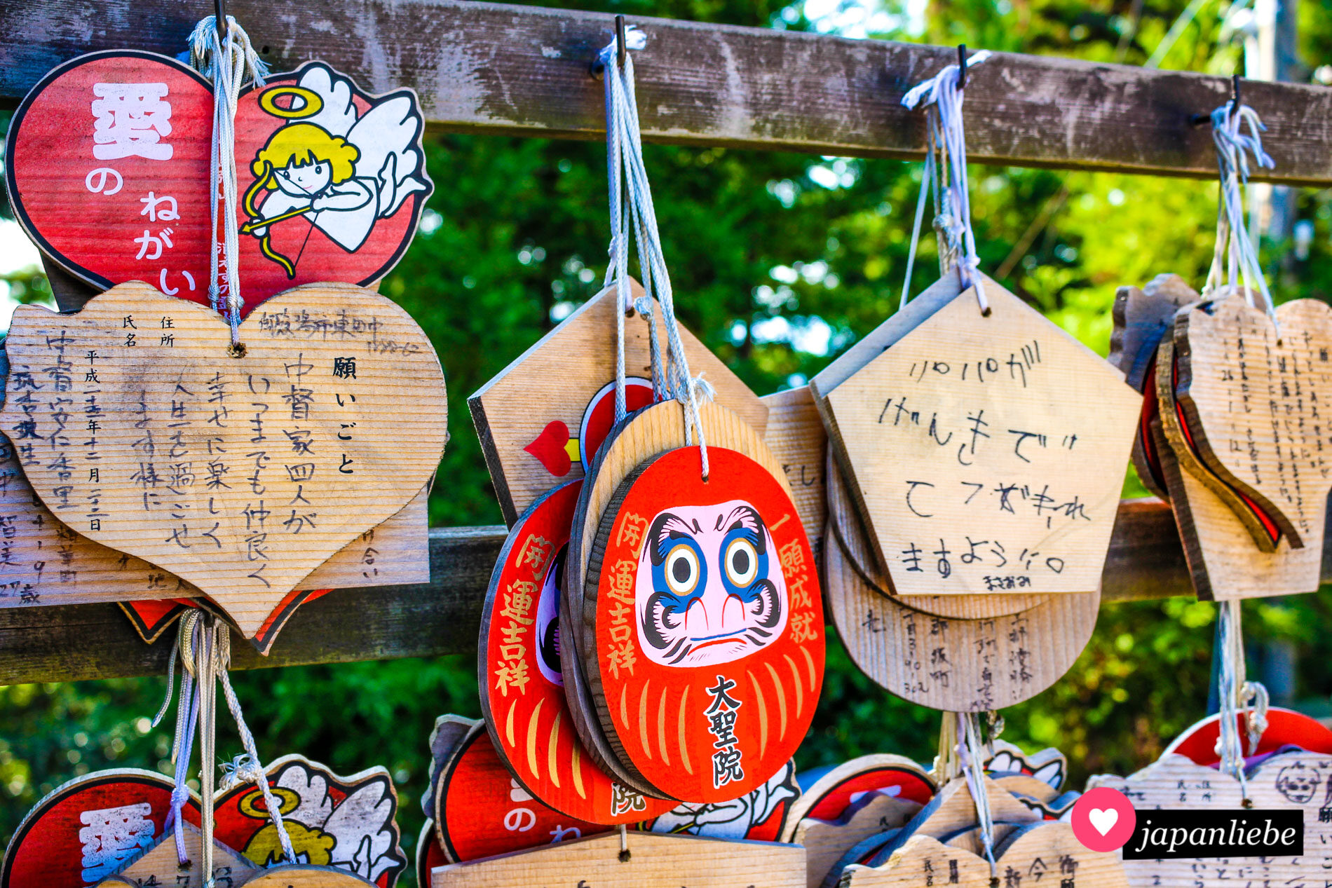 Am Misenhondo-Tempel auf Miyajima zeigen ema-Wunschtafeln eine Mischung aus Amor und Engelchen. Buddhismus trifft auf westlich-christliche Mythologie.