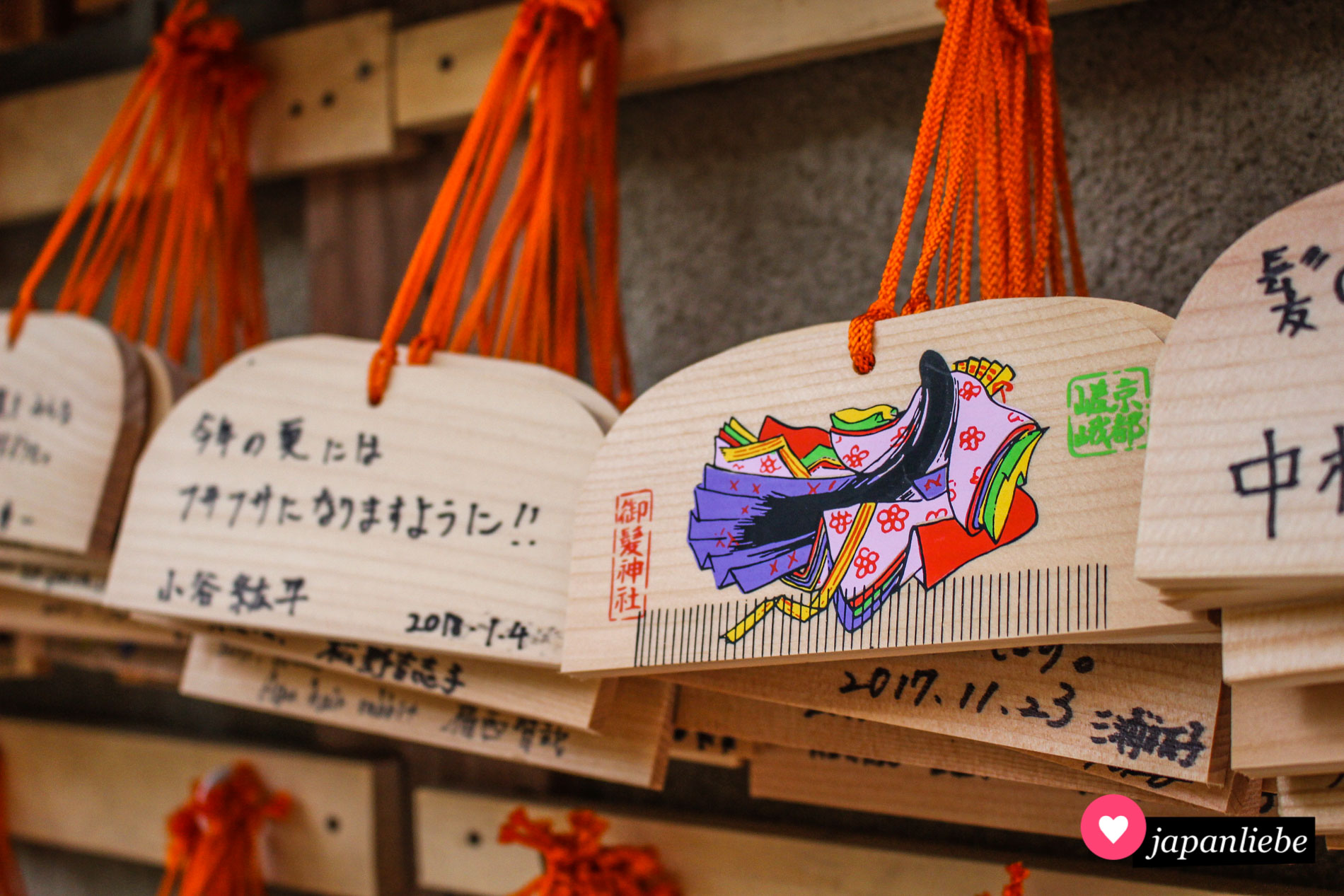 Die ema des Mikami-Schreins in Arashiyama haben die Form eines Kamms. Frisöre aus dem ganzen Land kommen vor ihren Abschlussprüfungen hierher, um um Erfolg zu bitten.