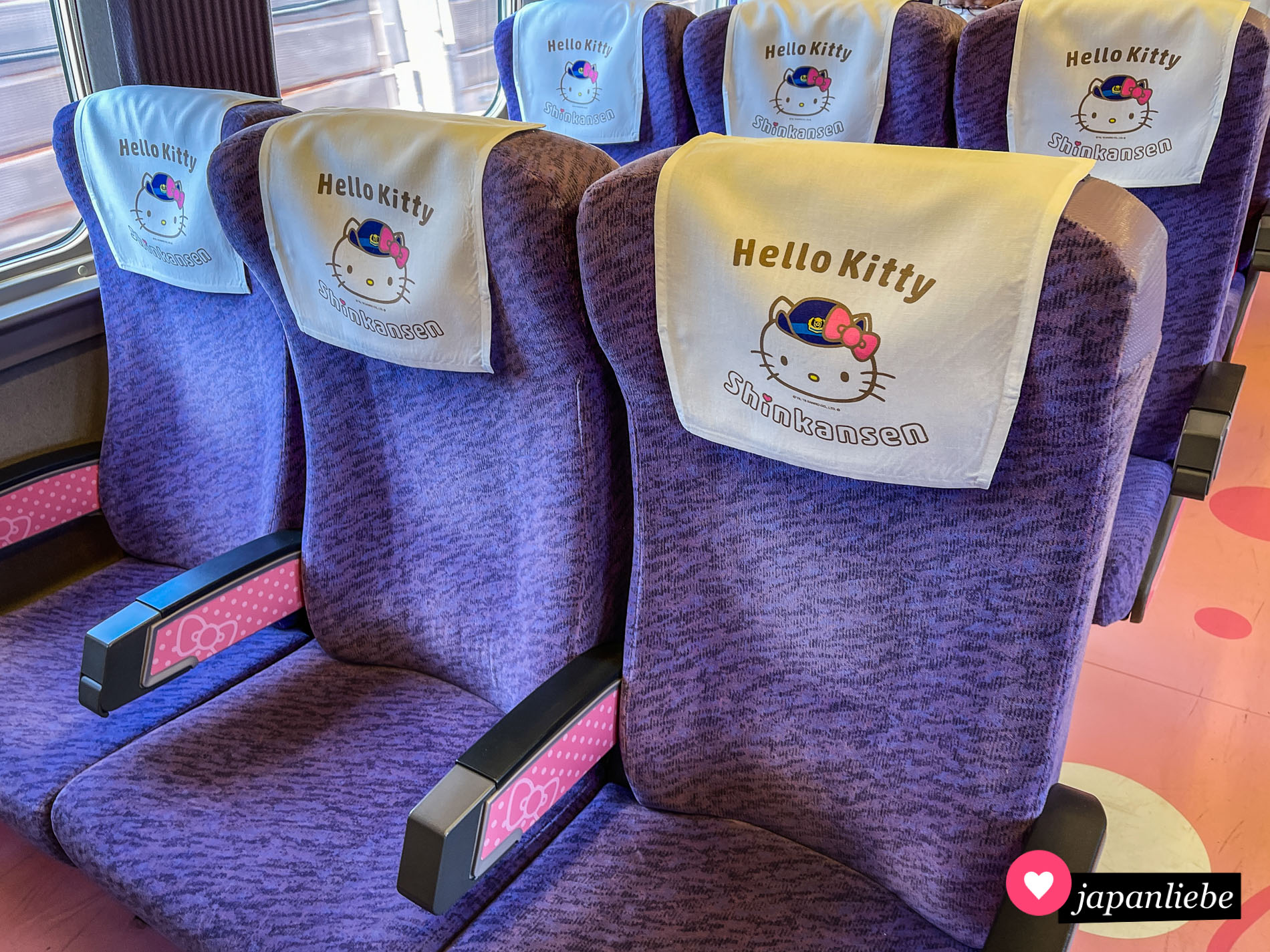 Ein Waggon im Hello-Kitty-Shinkansen hat eine ganz besondere Ausstattung mit farbenfrohen Sitzen und Kopfstützen mit der berühmten Katze darauf.