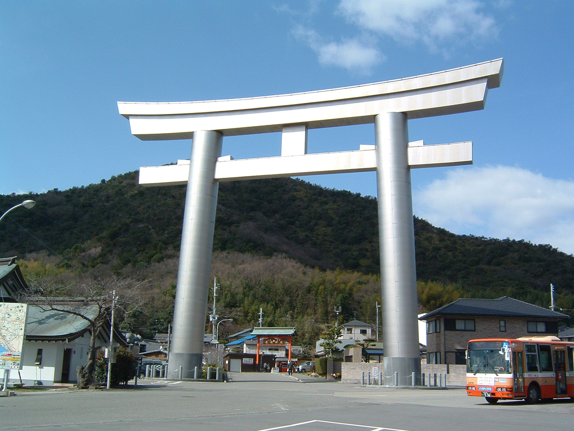Das weltweit einzige Schreintor aus Titanium steht am Kashima-Schrein in der Präfektur Hyōgo. (Foto: 弥, Wikimedia Commons https://commons.wikimedia.org/wiki/File:Kashima-jinja_(Takasago,Hyogo)_torii1.JPG Public Domain)