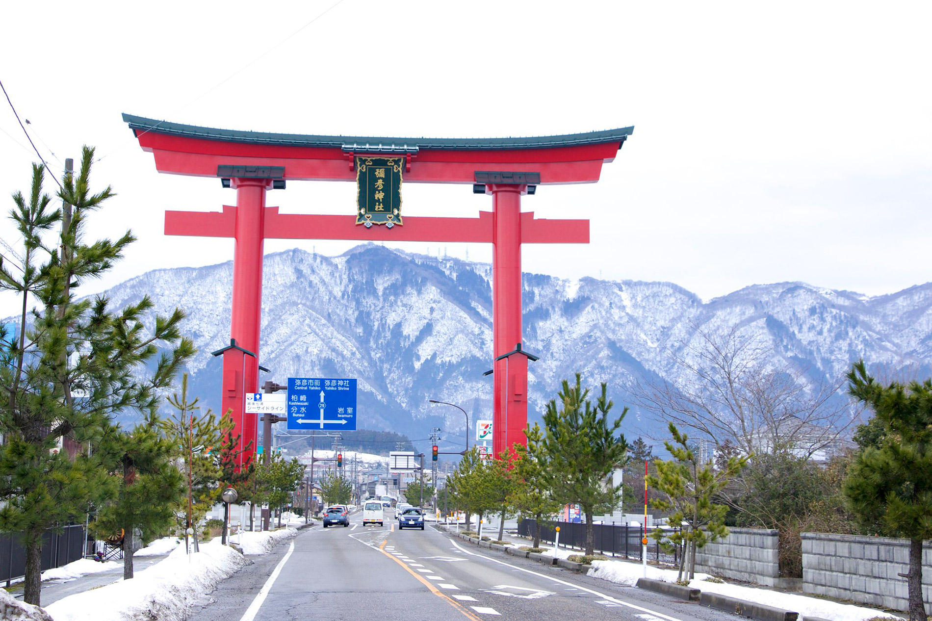 Riesiges torii vor tollem Hintergrund: das Schreintor des Yahiko-Schreins in Niigata. (Foto: foooomio, Flickr https://flic.kr/p/DGHPnG CC BY 2.0 https://creativecommons.org/licenses/by/2.0/)