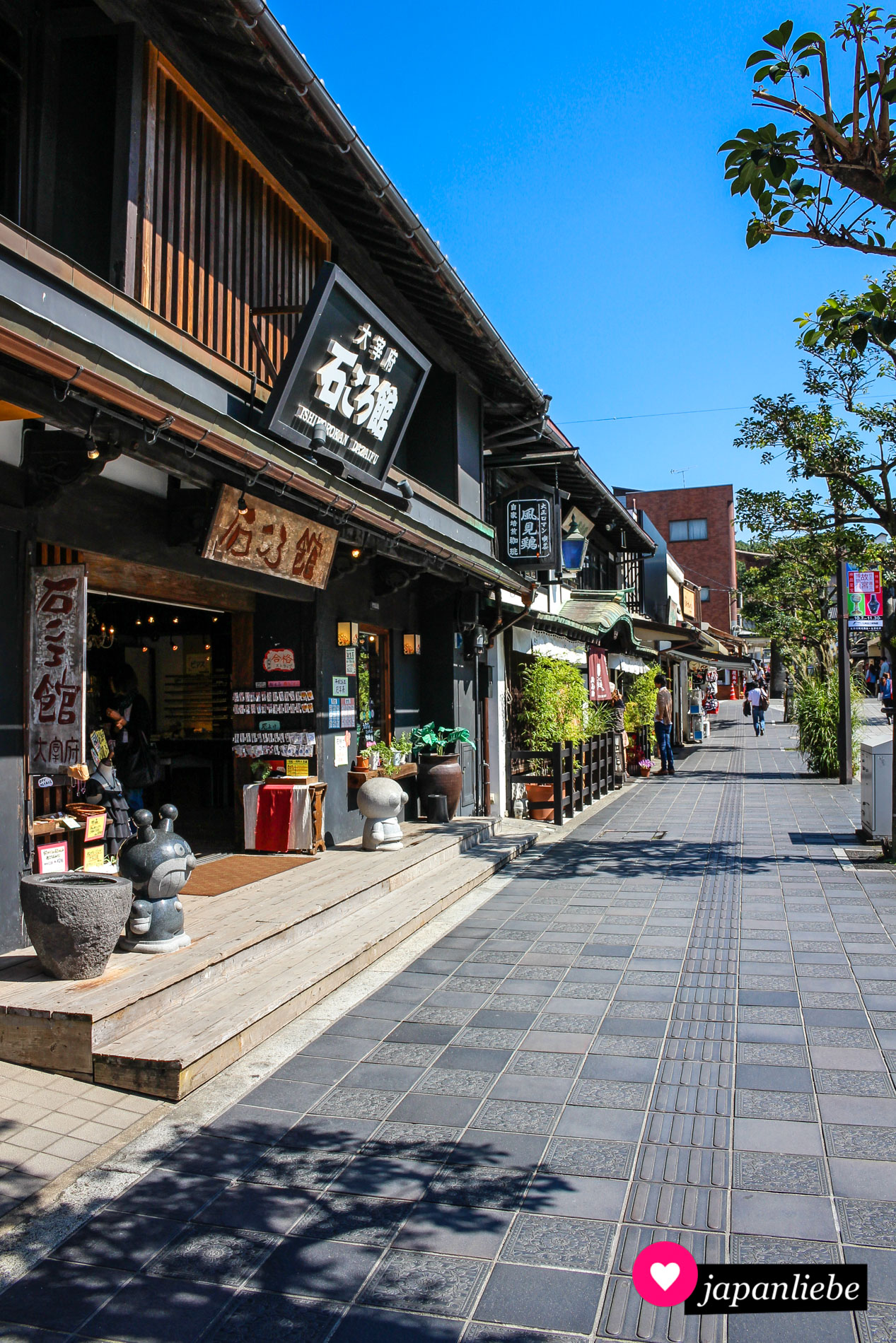 Ein Souvenirladen auf der Straße zum Dazaifu Tenman-gū-Schrein.