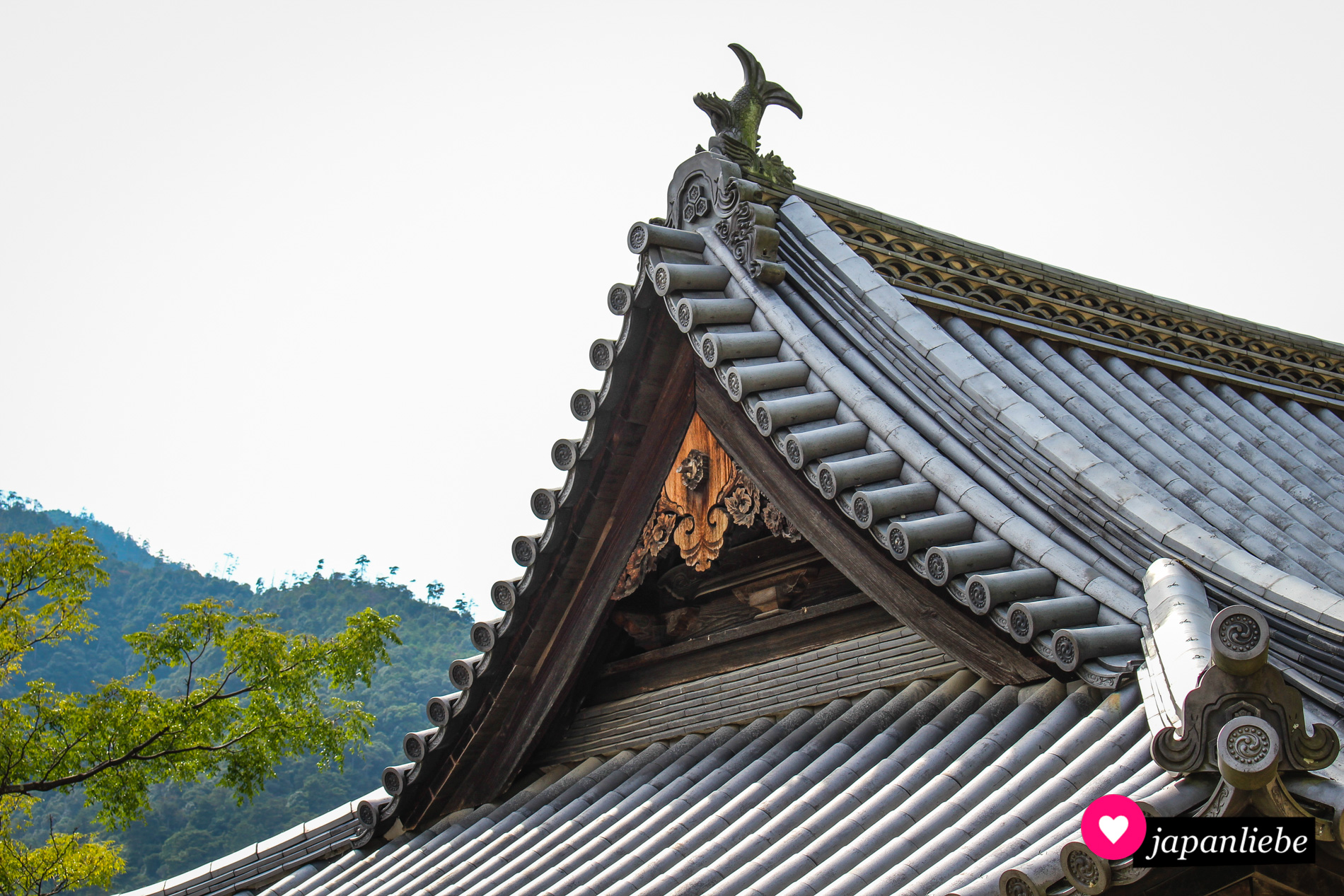Ein shachi schützt das Dach des Itsukushima-Schreins auf Miyajima.