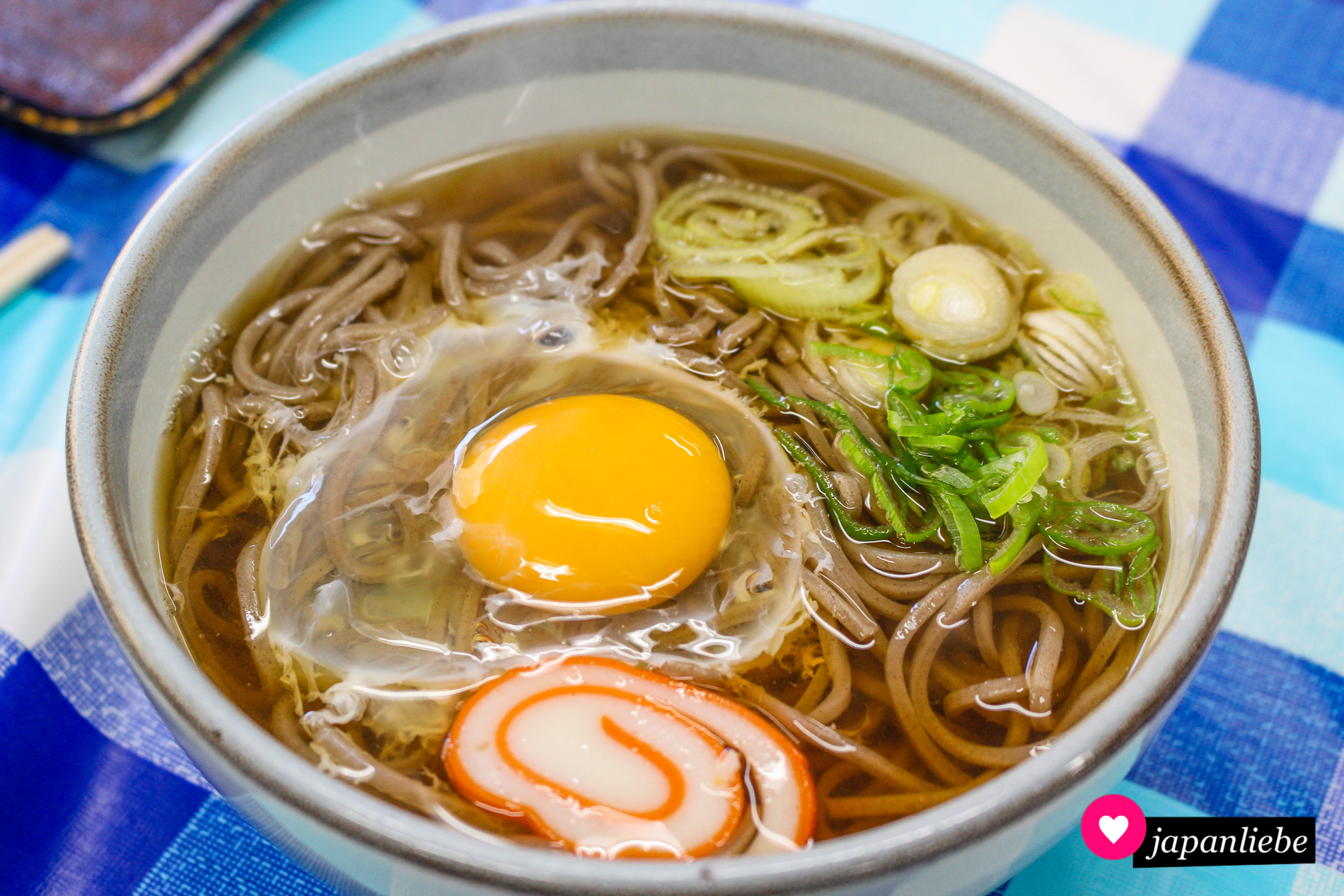 „tsukimi soba“-Nudelsuppe mit einem Spiegelei, das an den Vollmond erinnern soll.