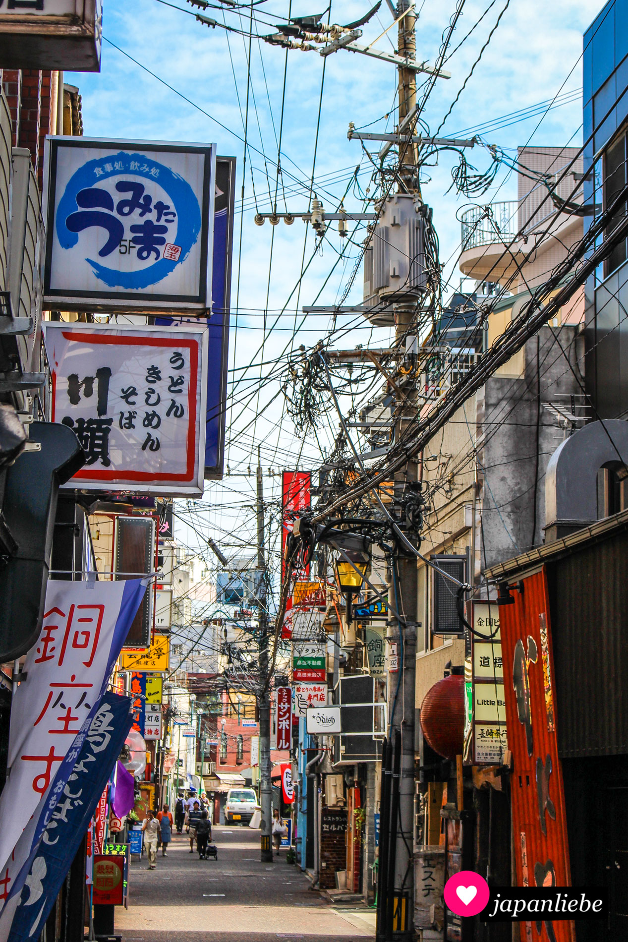 Jede Menge Stromleitungen zeihen sich über die Straßen von Nagasaki.