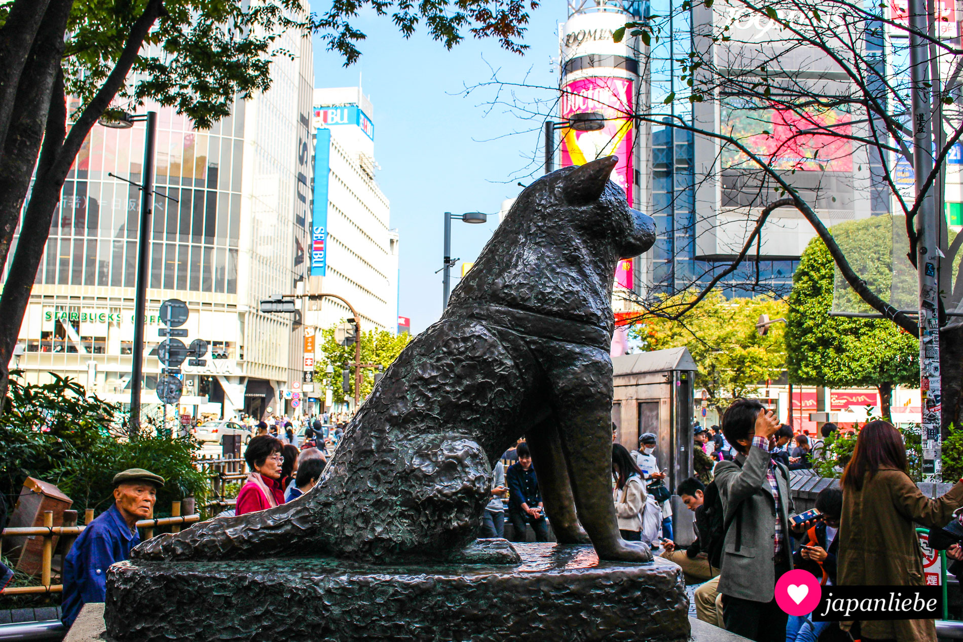 Der treue Hund Hachiko verharrt auf ewig als Statue vor dem Bahnhof Shibuya und wartet auf sein Herrchen, das nicht zurückkehren wird.