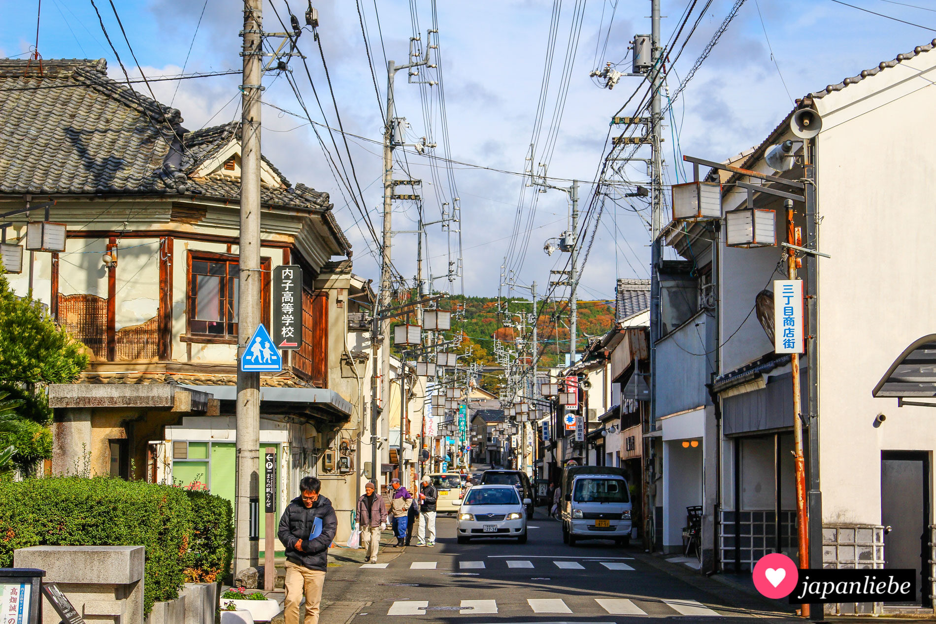 In Uchiko auf Shikoku dienen die Strommasten zeitgleich als Halterungen für die hübschen Straßenlaternen.
