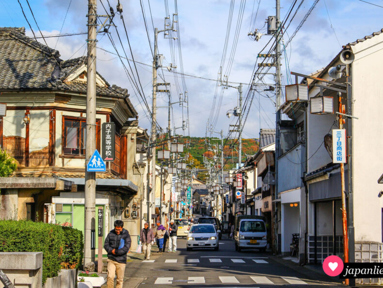In Uchiko auf Shikoku dienen die Strommasten zeitgleich als Halterungen für die hübschen Straßenlaternen.