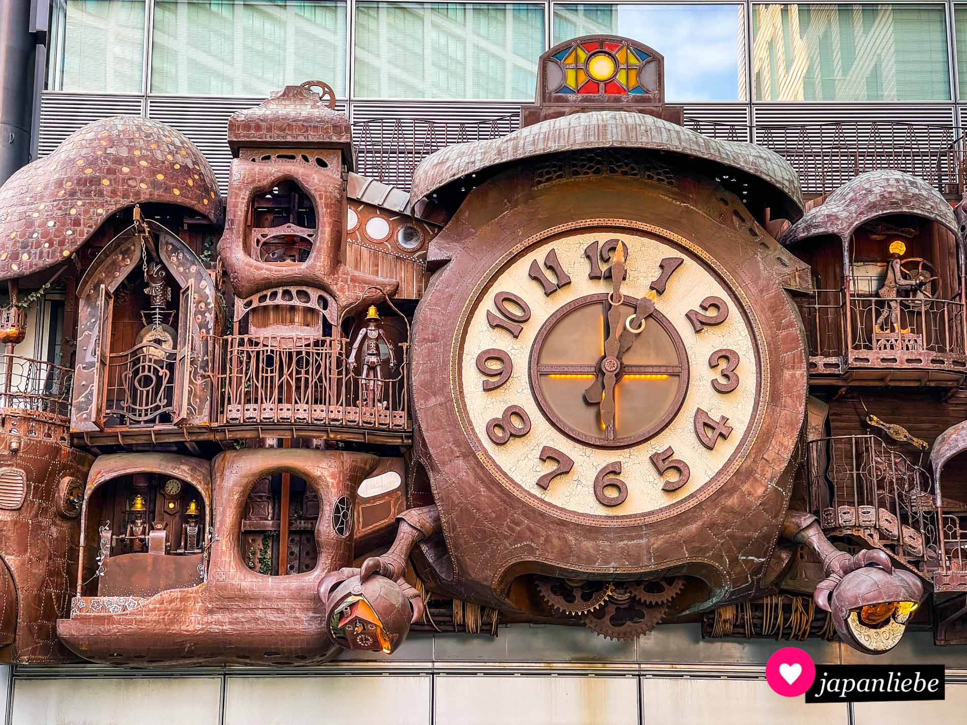 Erinnert sofort an „Das wandelnde Schloss“: die von Hayao Miyazaki entworfene Uhr am Nittele Tower.