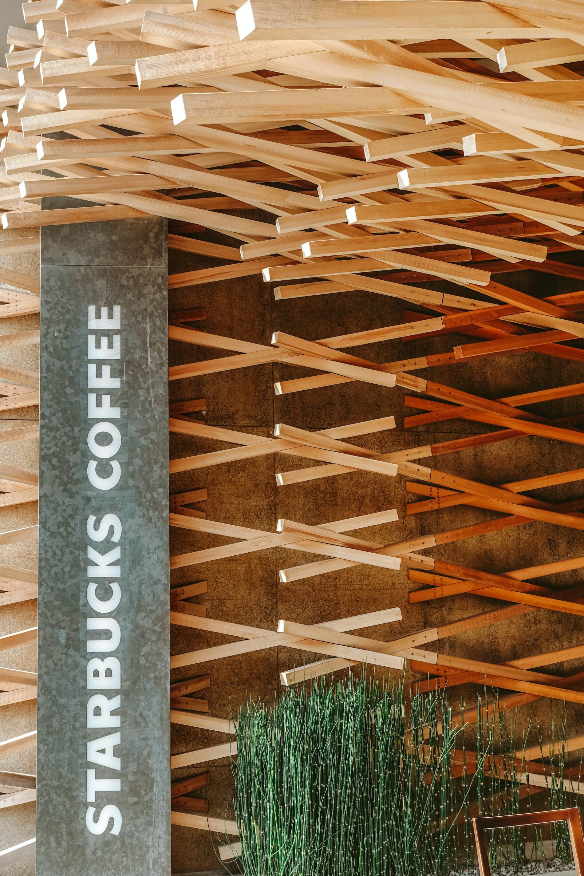 Ebenfalls von Architekt Kengo Kuma entworfen: die Starbucks-Filiale in Dazaifu. (Foto: Camille San Vicente, Unsplash https://unsplash.com/photos/zwSER9Oi09M)