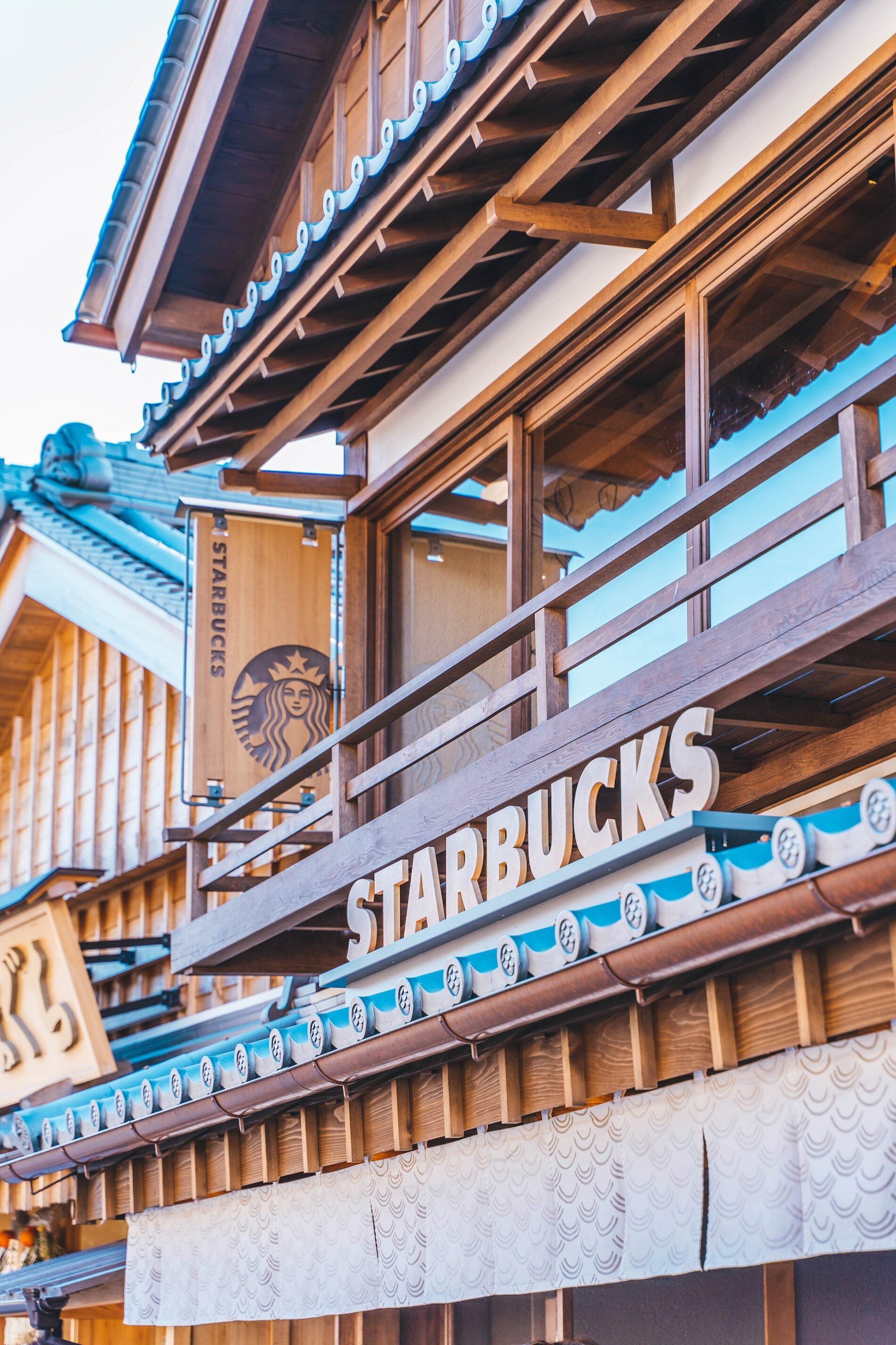 Der Starbucks in Ise fügt sich perfekt in die traditionelle Einkaufsstraße zum Ise-jingū-Schrein ein. (Foto: Roméo A., Unsplash https://unsplash.com/photos/v44LrJGEYI4)