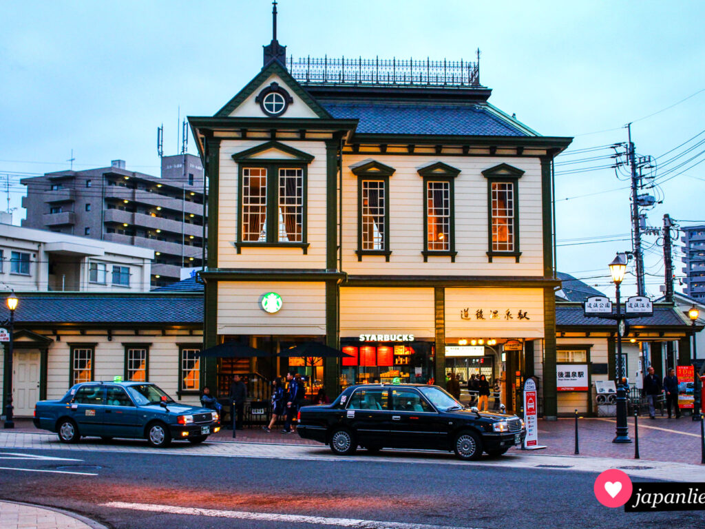 In diesem bezaubernden Bahnhofsgebäude in Dōgō Onsen befindet sich ein gemütlicher Starbucks.