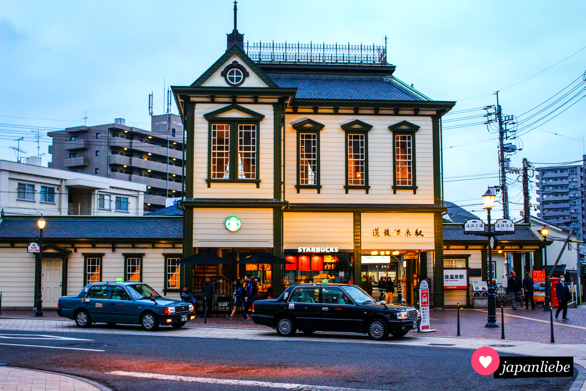 In diesem bezaubernden Bahnhofsgebäude in Dōgō Onsen befindet sich ein gemütlicher Starbucks.