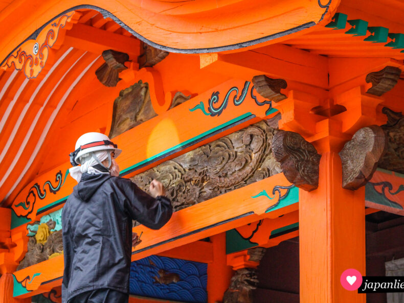 Am Isaniwa-Schrein in Matsuyama finden Restaurierungsarbeiten statt.