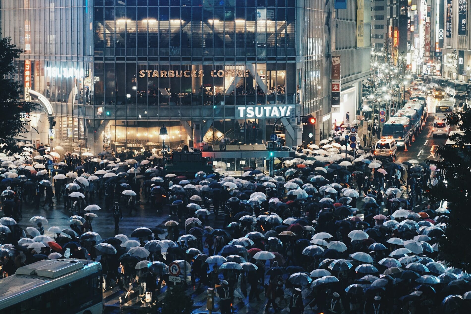 Shibuya bei Regen. (Foto: Finan Akbar, Unsplash https://unsplash.com/photos/6-vYiFMYcII)