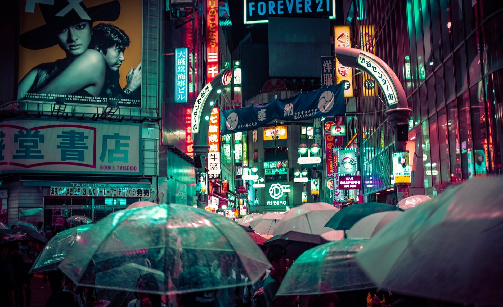 In Japan sind transparente Regenschirme sehr beliebt. (Foto: Alex Knight, Unsplash https://unsplash.com/photos/Akz00I_GGjU)
