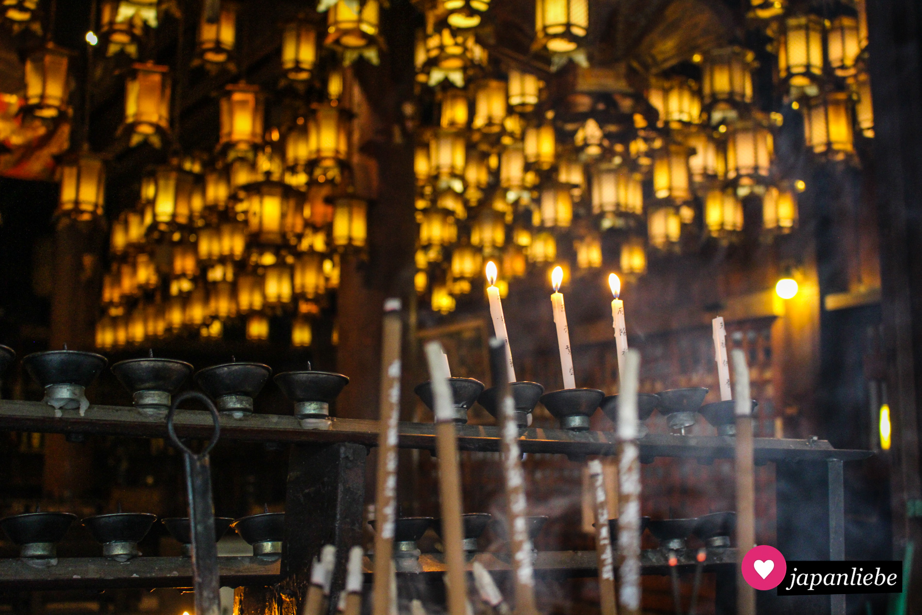 Pilger entzünden traditionell Räucherstäbchen und Kerzen an buddhistischen Tempeln. So auch am Ryōzen-ji-Tempel.