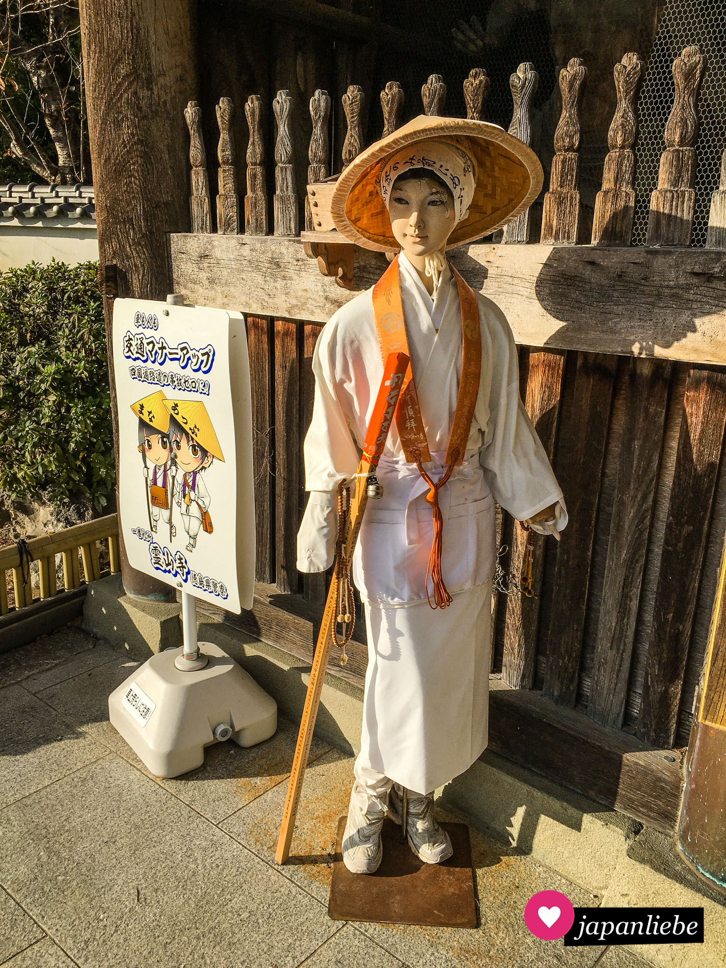 So sieht die klassische Pilgerkluft in Japan aus: weiße Kleidung, Stab, Hut.