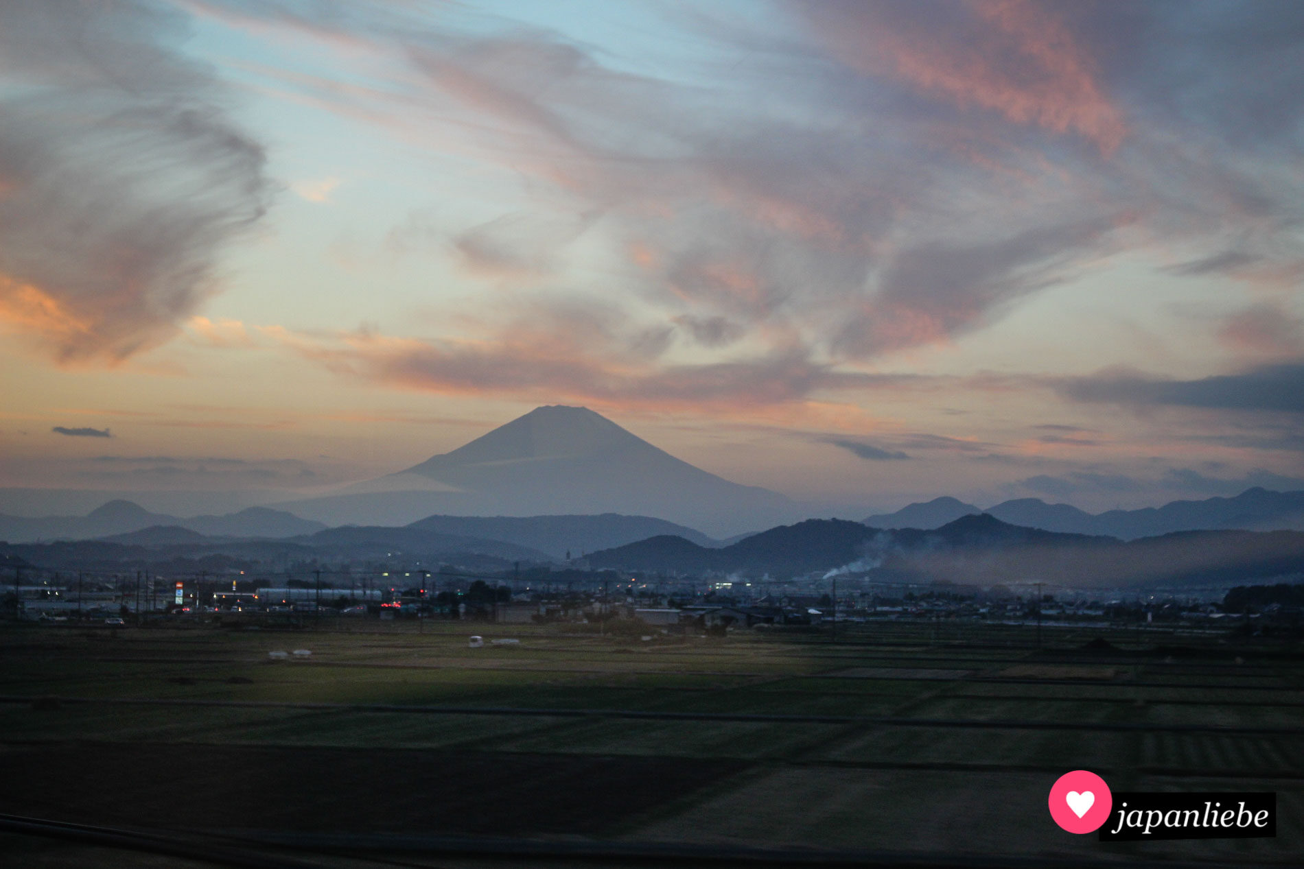 Der Fuji im Abendlicht vom Shinkansen-Schnellzug aus fotografiert.