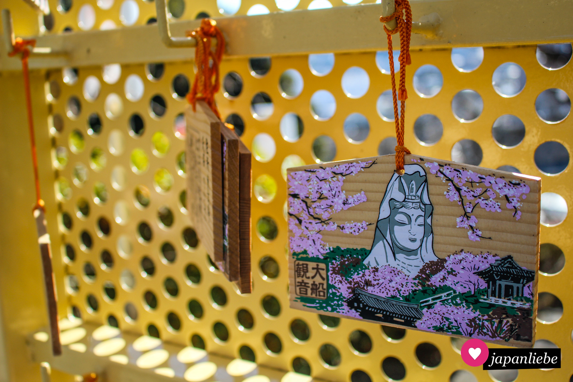 Die „ema“-Wunschtafeln des Ōfuna Kannon-ji-Tempels zeigen die große Kannon-Büste in Kombination mit Kirschblüten.