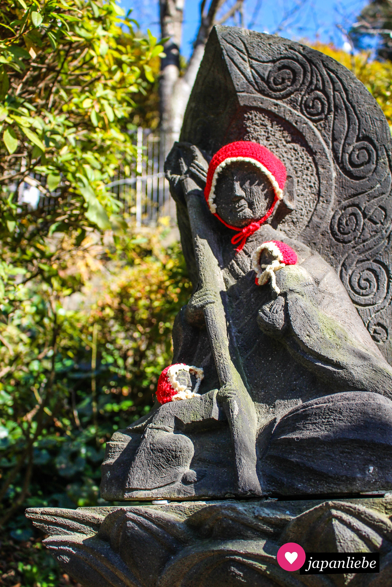 Eine Figur am Ōfuna Kannon-ji-Tempel trägt die in Japan so häufig anzutreffenden Mützen beziehungsweise Lätzchen.
