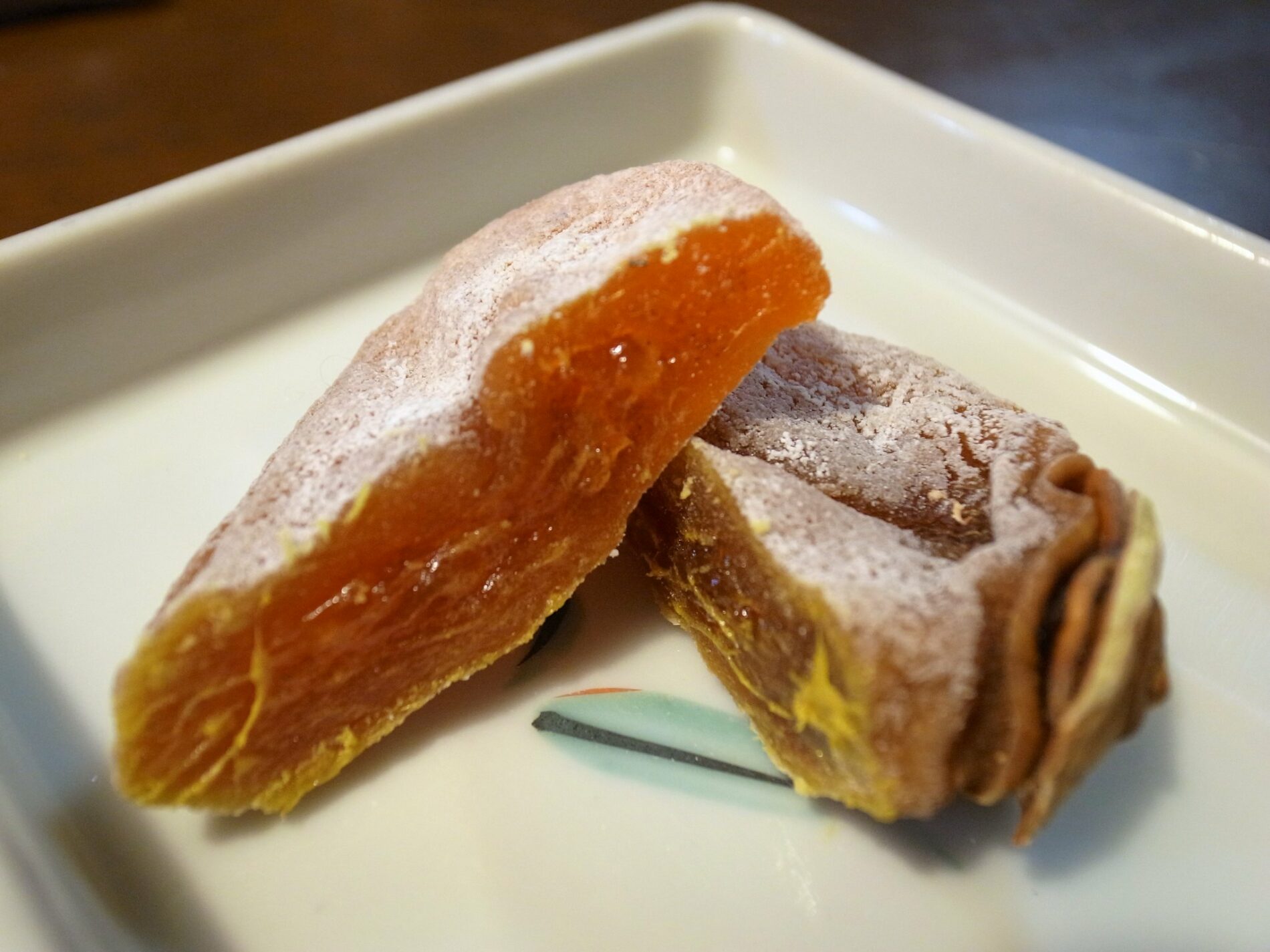 Getrocknete Persimmon sind in Japan eine Delikatesse. Der Herstellungsprozess ist sehr aufwendig. (Foto: Kazuhiko Kato, flickr https://flic.kr/p/dHLevA CC BY 2.0)